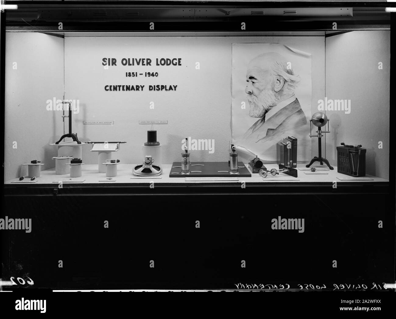 Glas Negativ - Sir Oliver Lodge, Museum für Angewandte Wissenschaft (Science Museum), Melbourne, circa 1951, Negative Kopie von Foto von Sir Oliver Lodge 100 angezeigt. Die Anzeige war am Eingang zum Museum für Angewandte Wissenschaft, und gedachte 100 Jahre seit der Geburt des britischen Physiker Sir Oliver Lodge, die wesentliche Patente für Radio Stockfoto