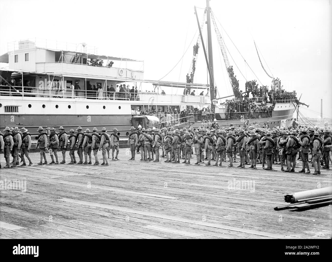 Glas Negativ - Truppen Einschiffen HMT Orient gebunden für den Burenkrieg, Melbourne, 15 Feb 1901, Truppen ein Schiff in Melbourne beginnen, für den Burenkrieg gebunden, wahrscheinlich am 15. Februar 1901. Das Schiff, mit der Aufschrift "24", ist die HMT (aka SS) orientieren, an der "Port Melbourne Town Pier' Anker. Die Argus stellte fest, dass das Schiff "schwarz lackiert, mit roten unten, und mit der Zahl 24 in großen weißen Figuren auf Ihrem Bogen starrte' (Argus, 15 Feb 1901, S. 15). Die Truppen wurden aus langwarrin Camp vermittelt durch Stockfoto