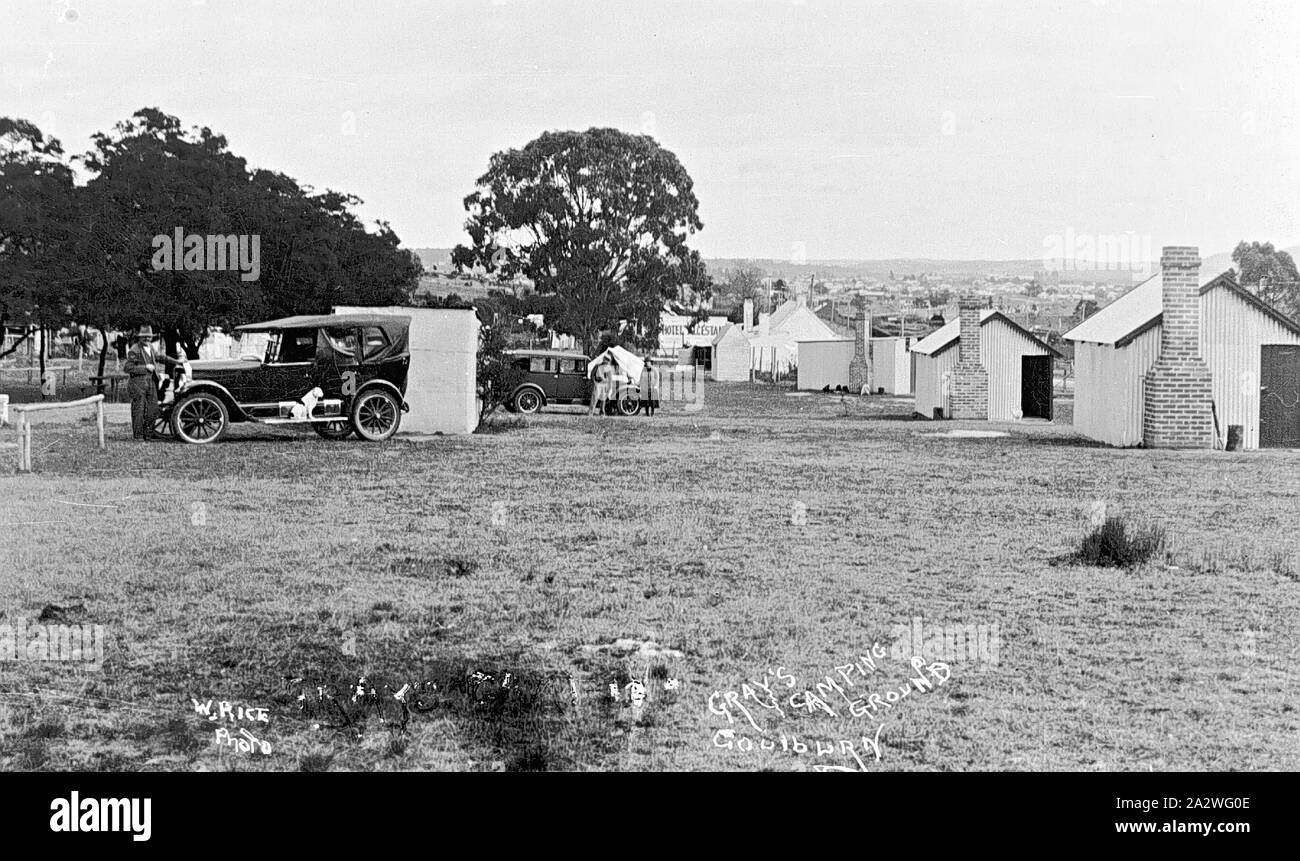 Negative - "Grey's Campingplatz', Goulburn, New South Wales, ca. 1930, Campingplatz Grey's mit einer Reihe von kleinen Kabinen. Es gibt zwei Autos auf der linken Seite Stockfoto
