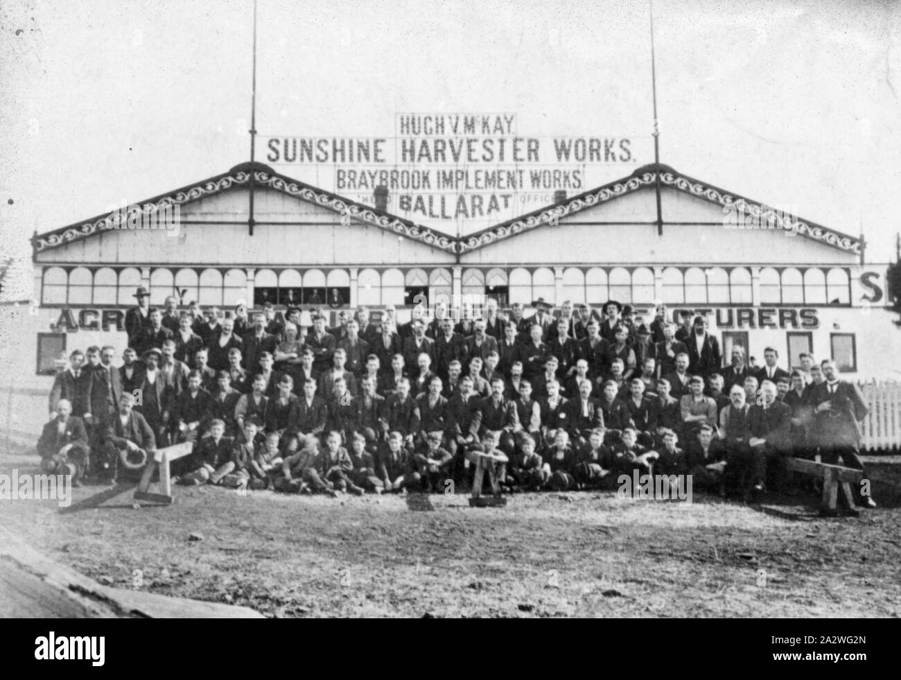 Fotografie - H.V. McKay, Präsentation H.V. McKay von seinen Angestellten, Ballarat, Victoria, Feb 1905, Schwarz-weiß Fotografie Präsentation H.V. McKay durch seine Mitarbeiter. Von Richards & Co., Ballarat, 4. Februar 1905. Teil einer Sammlung von Fotografien, Negative fotografiert, bewegender Film, Artefakte, Dokumente und Literatur, die die H. V. McKay Sunshine Collection. Die McKay Sammlung gilt als einer der bedeutendsten industriellen Erbe Sammlungen angesehen Stockfoto