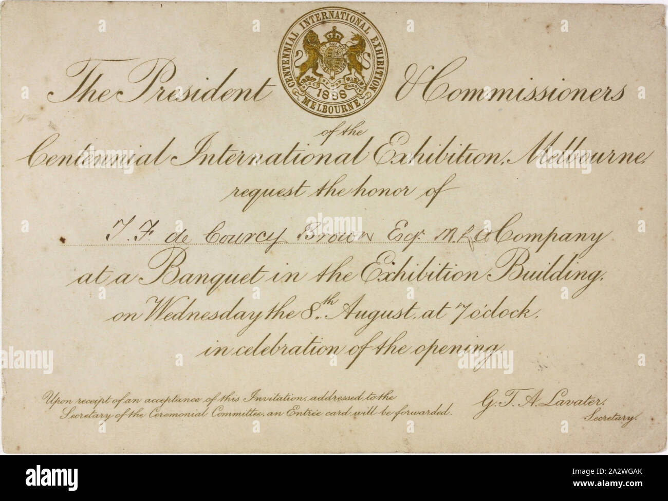 Einladung - Centennial International Exhibition und Veranstaltungsräume, Ausgestellt für T F de Courcy Browne, 8 Aug 1888, Einladung zu einem Bankett in der (königlich) Ausstellungsgebäude am 8. August 1888 statt. Der Teilnehmer ist T F de Courcy Browne Esq, M.L.A. Thomas Frederic de Courcy Browne war Mitglied der Gesetzgebenden Versammlung der NSW Parlament von Oktober 1885 bis Januar 1889. Der Melbourne Centennial International Exhibition eröffnet am 1. August 1888 und Ende Januar 1889 geschlossen. Es feierte 100 Jahre Stockfoto