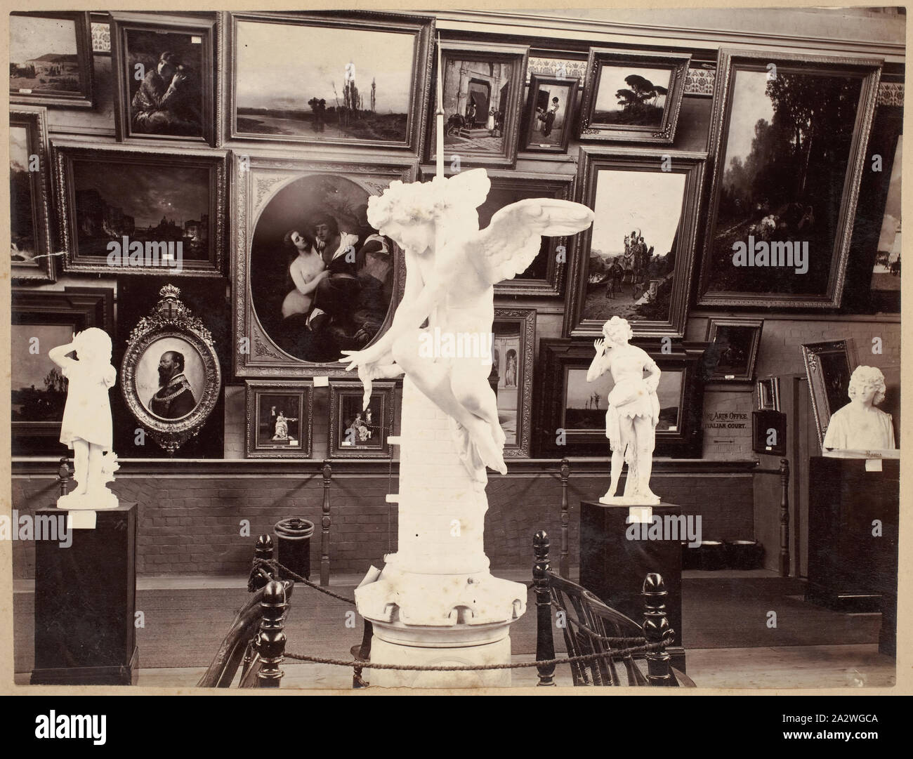 Fotografie - italienischen Fine Art Gallery, Großer Saal, Ausstellungsgebäude, 1880-1881, mit Blick auf die italienischen Fine Art Gallery Display an der südlichen Wand des östlichen Kirchenschiff in der Großen Halle an der 1880 Melbourne International Ausstellung auf der Messe Gebäude, Carlton Gardens, zwischen dem 1. Oktober 1880 und 30. April 1881. Die Bildergalerien der verschiedenen Länder waren auf der ersten Etage einen Balkon der Hauptausstellung Gebäude befindet. Das italienische Gericht belegt Stockfoto