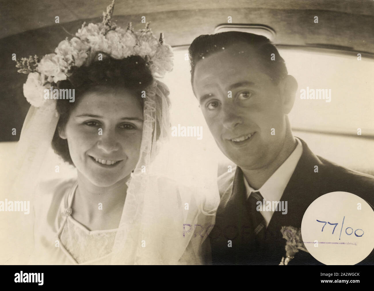 Fotografie - James & Eileen Leech Hochzeit Portrait, Manchester, England, 1.Apr 1949, Foto von James und Eileen Leech auf dem Rücksitz eines Bridal Auto am Tag ihrer Hochzeit, Manchester, England, 1. August 1949. Das Foto war wahrscheinlich eine Auswahl mit sich gebracht, wenn sie in 1953 und auch unter denen Sie zurück nach England gebracht, wenn sie in 1956 kehrte nach Australien ausgewandert. James und Eileen Leech und ihre zwei und ein halbes Jahr alte Tochter Susan migriert Stockfoto