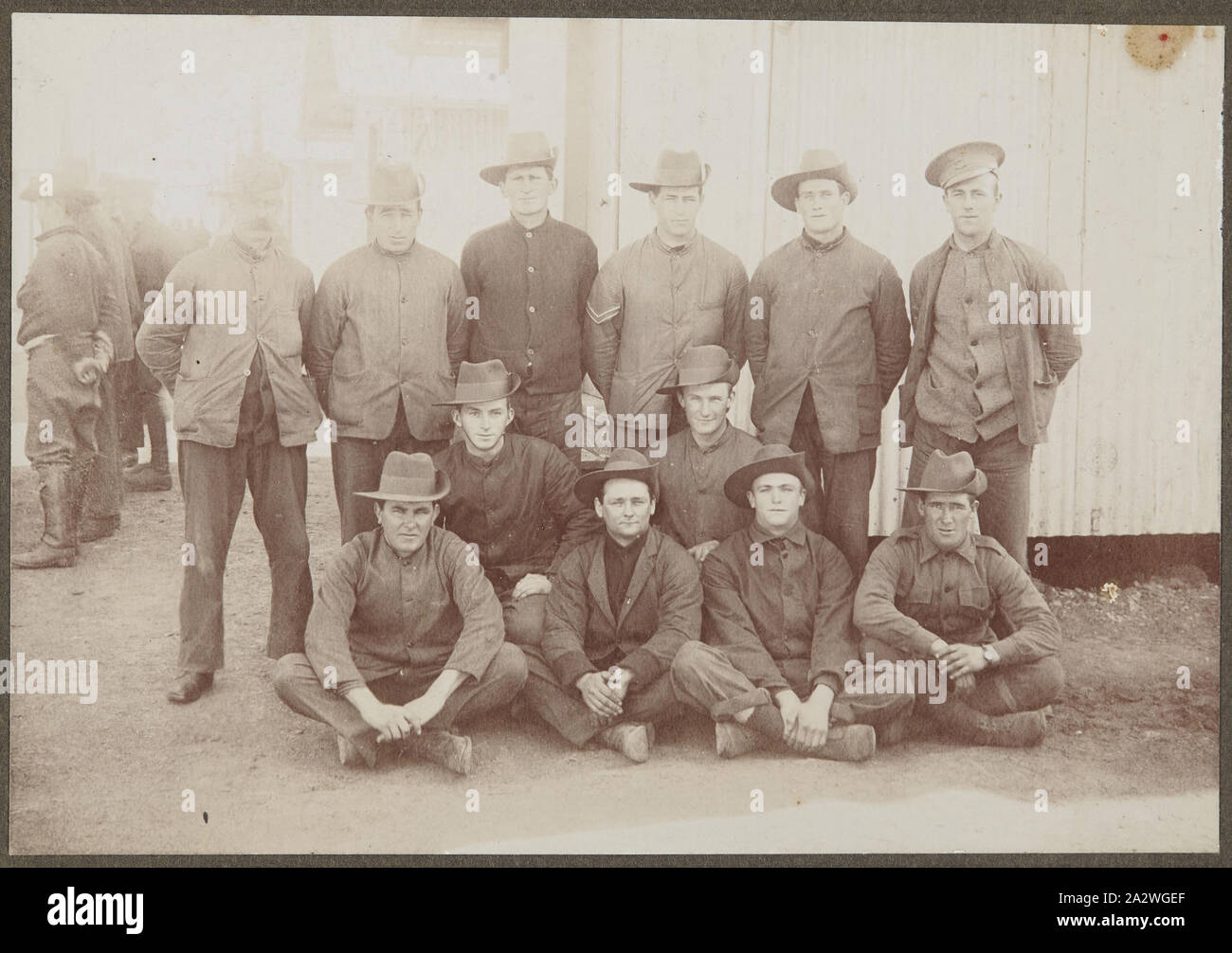 Digitales Bild - Johannes Cornish Lawrey, 31 Bataillon, Erster Weltkrieg, um 1914, digitale Kopie von original Foto von John cornish Lawrey (2. Reihe rechts), 31 Bataillon, Erster Weltkrieg, um 1914. Dies ist Teil einer Sammlung von Familie Fotos zu 'Hochland' Homestead beziehen. Die Lawrey Familie waren frühe Siedler im Kinglake Bereich und im 'Hochland' Homestead aus den späten 1890er Jahren bis 1950 lebte. Der Schornstein aus 'Hochland' ist Teil der Viktorianischen Stockfoto