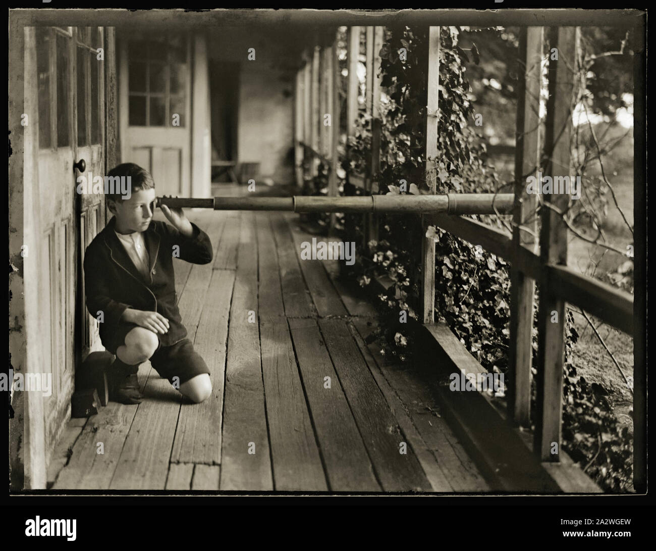 Digitales Bild - John wilton Twycross Blick durch das Teleskop an Dolland Arthur Seat, Mornington Peninsula, circa 1925, digitale Bild eines Original schwarz-weiß Foto von John wilton Twycross durch die dolland Teleskop von der Veranda des Burrell Familie Eigenschaft an Arthurs Seat (b. 1916) suchen, auf der Mornington Halbinsel, ca. 1925. Sein Vater, John William Twycross war ein höchst kompetent Hobbyfotograf und Dies ist eine der zahlreichen Bilder aufgenommen am Burrell Eigentum und um Port Stockfoto