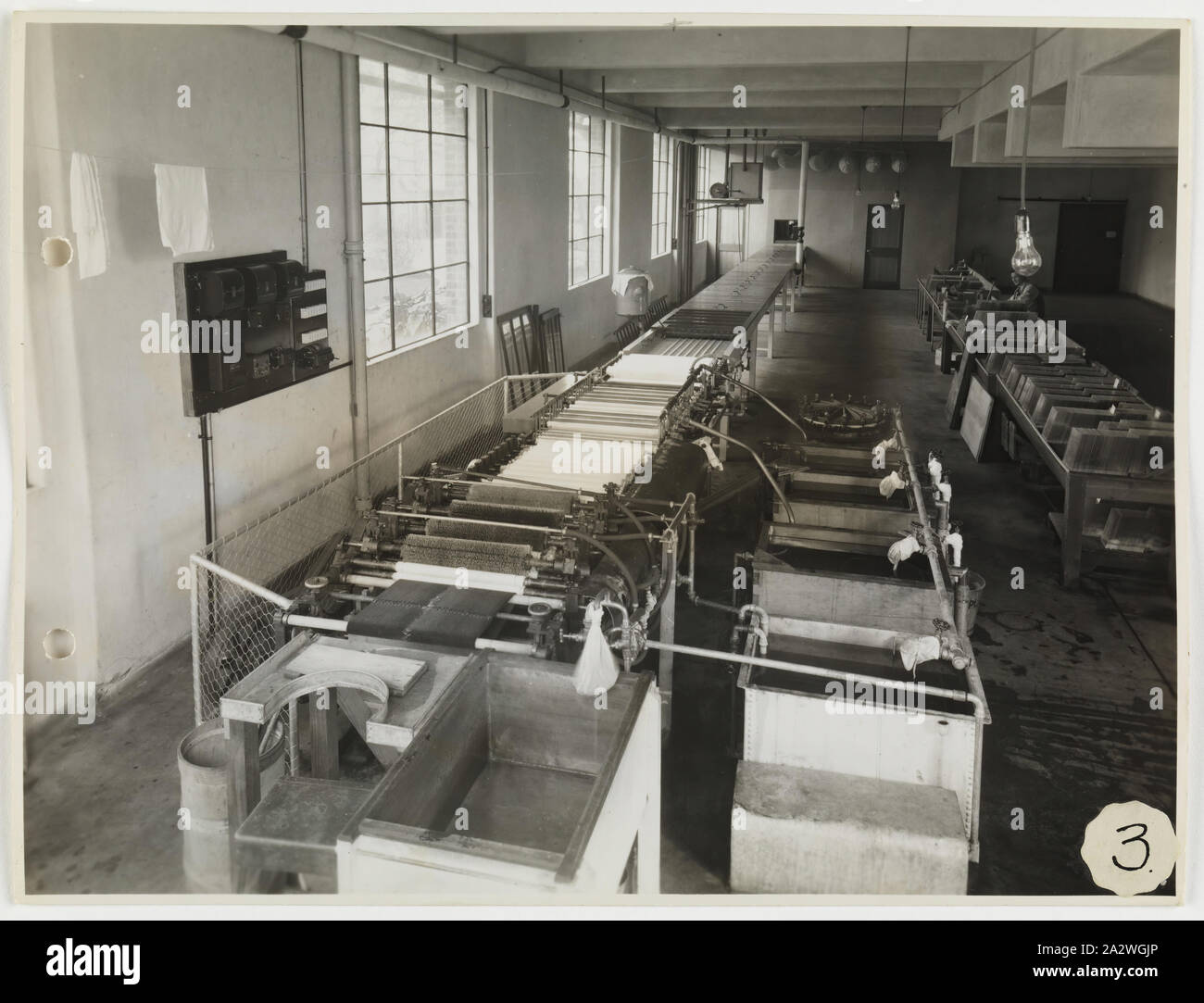 Foto, 'Glas Waschmaschine', Abbotsford, ca. 1930er Jahre, schwarz-weiß Foto mit der Darstellung der Glas Waschmaschine in der Platte. Das Bild ist die Nummer 3 in einer Reihe, die die Platte Abteilung bei der Kodak Australasia Pty Ltd Fabrik in Abbotsford, ca. 1930er Jahre Sammlung von Produkten, Werbematerialien, Fotos und Arbeitsleben Artefakte, wenn Stockfoto
