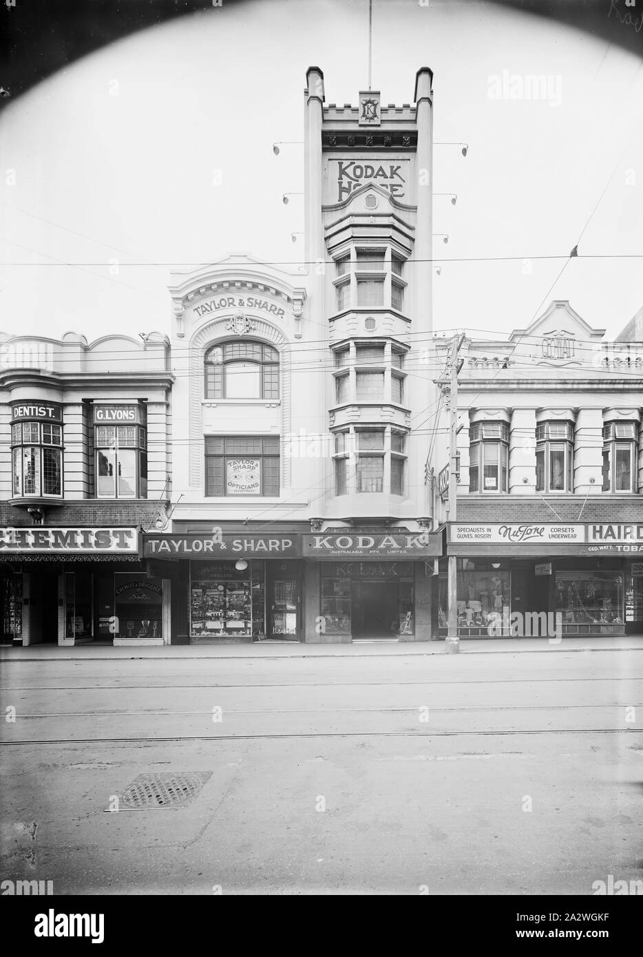 Glas Negative, Kodak Haus Gebäude Exterieur, Hobart, Tasmanien, ca. 1930 s, Schwarz und Weiß volle Platte Glas negativ der Kodak Australasia Pty Ltd "Kodak House' auf Elizabeth St, Hobart, Tasmanien, ca. 1930er-Jahre. Diese street view zeigt die benachbarten Geschäfte und die Straßenbahnlinien auf der Straße vor. Sammlung von Produkten, Werbematerialien, Fotos und Arbeitsleben Artefakte, wenn Stockfoto