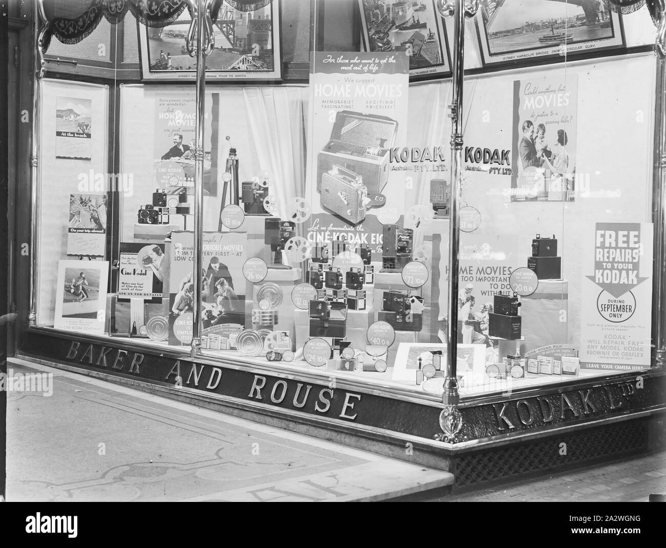 Glas Negativ, Shopfront angezeigt, "Cine Kodak Home Movies', George St, Sydney, Sep 1932 - Sep 1934, Schwarz und Weiß, 1/4 Glas negativ Der shopfront Anzeige an Sydneys Kodak Niederlassung bei 379-381 George Street, ca. September 1932-1934. Die Förderung ist für Kodak Cine Film Kameras, mit einem speziellen Fokus auf der Kodak Cine acht Modelle. Gibt es Kameras und Zubehör während der Anzeige mit mehreren Zeichen und Preis Tickets. Die hauptlosungen: "Für diejenigen, die möchten Stockfoto