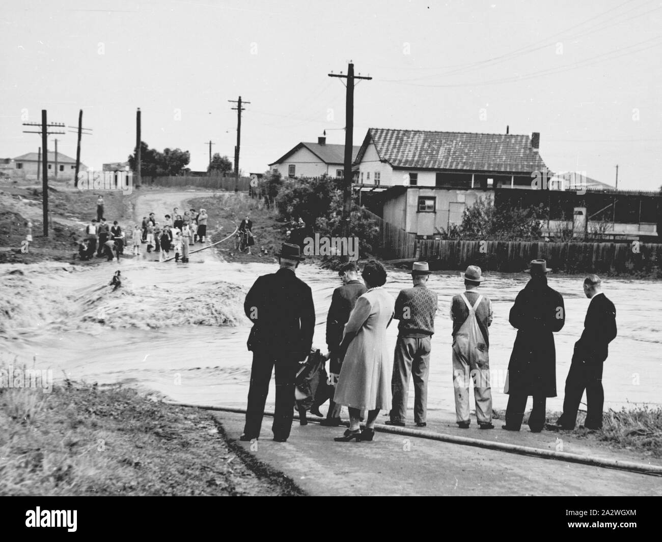 Fotografie - H.V. McKay Massey Harris, landwirtschaftliche Ausrüstung Herstellung & Feldversuche, Sonnenschein, Victoria, Apr 1950, Während der Überschwemmung des Kororoit Creek 1950, die linke Schiene der Derby Road Bridge kann direkt über das Hochwasser gesehen werden. (Das erste Haus über Creek war von der Douglas im Familienbesitz; und die zweite von der Wright in Familienbesitz Stockfoto