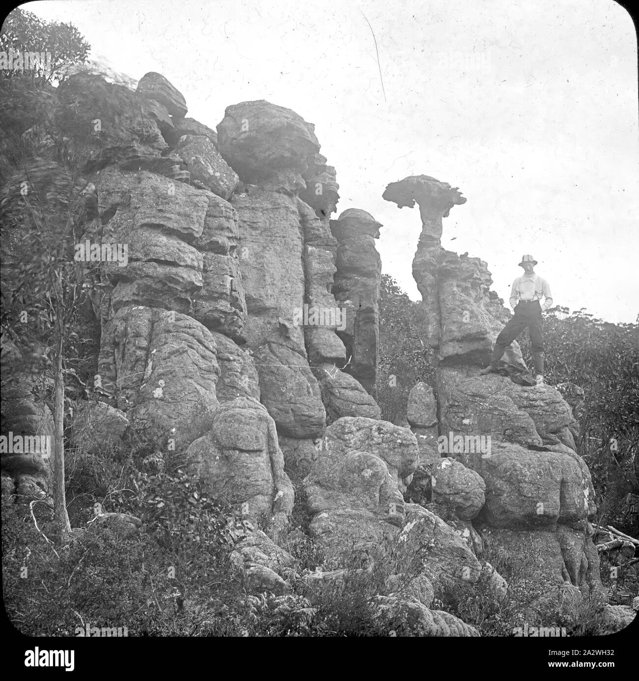 Lantern Slide-Camel Rock, Grampians, Victoria, Datum unbekannt, ein schwarz-weiß Bild von Camel Rock in den Grampians von Victoria, fotografiert von A.J. Campbell. Der Herr auf dem Bild ist nicht gekennzeichnet worden. eine von vielen Formen der A.J. Campbell Sammlung von Museum Victoria gehalten Stockfoto Lantern Slide-Camel Rock, Grampians, Victoria, Datum unbekannt, ein schwarz-weiß Bild von Camel Rock in den Grampians von Victoria, fotografiert von A.J. Campbell. Der Herr auf dem Bild ist nicht gekennzeichnet worden. eine von vielen Formen der A.J. Campbell Sammlung von Museum Victoria gehalten Stockfoto