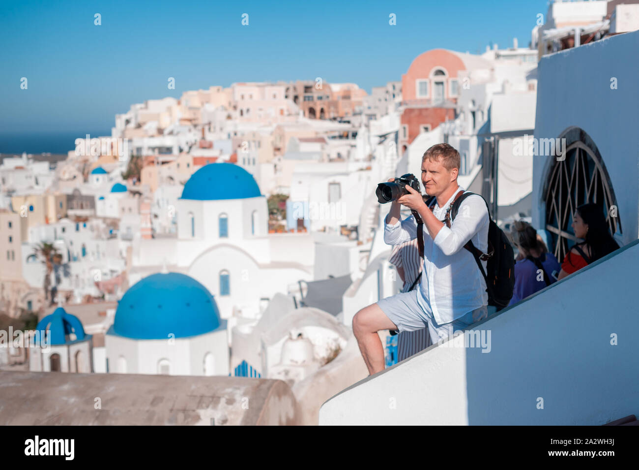 Mann Fotograf die Bilder von Santorini, Griechenland. Schießen. Kamera. Stockfoto