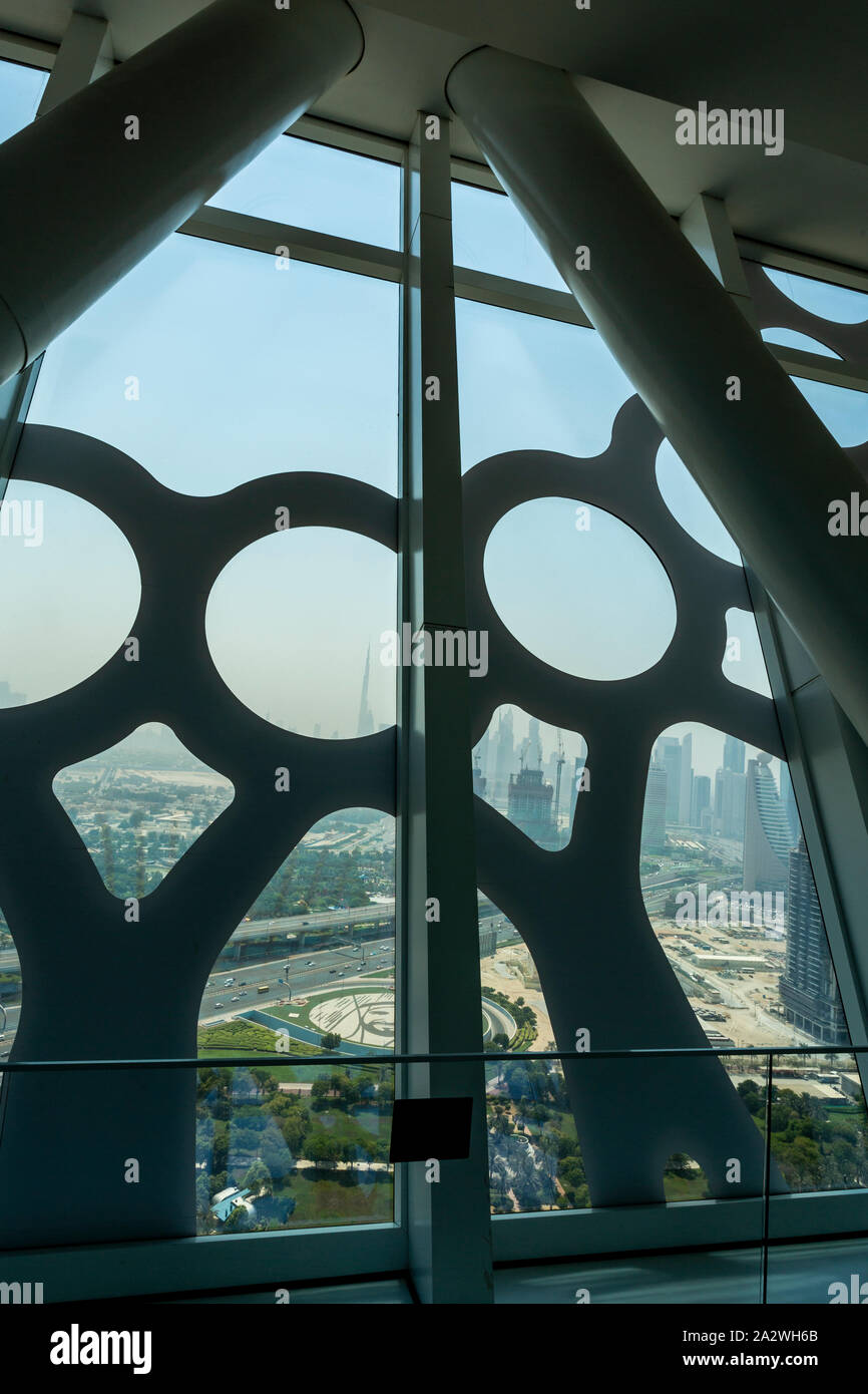 Blick auf die Stadt Dubai durch die Edelstahl Verkleidung des Dubai Frame gesehen. Stockfoto