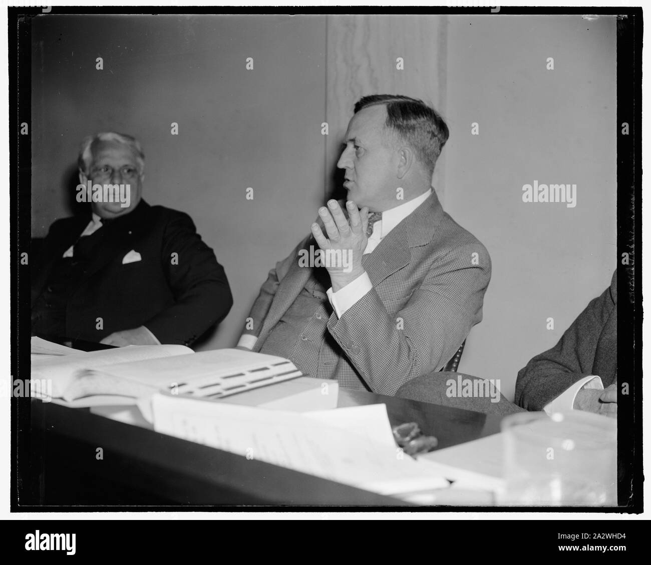 Berichte an die Senate Finance Committee über die Besteuerung der Gehälter. Washington, D.C., 24.02.21. Vorsitzender Prentiss M.Braun von speziellen Senatsausschuss behauptet heute, dass die Rechtfertigung der gegenseitigen des Zustandes und der Steuer auf die Gehälter in einer gerechten Verteilung der steuerlichen Belastung liegt. In der Berichterstattung an die Senate Finance Committee Senator Brown sagte, die wichtigste Rechtfertigung für diese Steuer in der Tatsache, dass es ungerecht ist eine Belastung für eine Klasse zu legen und nicht um eine Steuer auf einem anderen Laien liegt, 2-21-39 Stockfoto