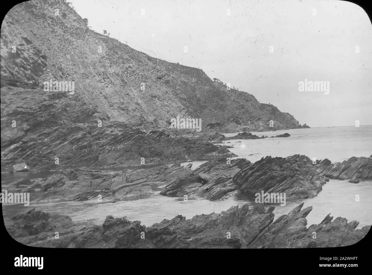 Lantern Slide-Steilküsten, Australien, Datum unbekannt, Schwarz/Weiß-Bild des schroffen Steilküsten fotografiert von A.J. Campbell, genau dort, wo in Australien ist unbekannt Stockfoto