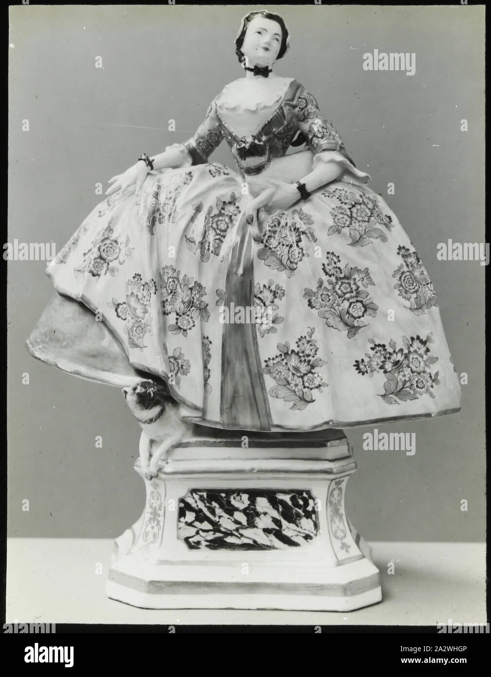 Laterne Folie -' Reifrock Lady", 1909-1930, Eines der 90 magische Laterne Folien mit Bildern von Artefakten, Kunstwerke, dekorative Kunst, Inneneinrichtung und Möbel, die zu verschiedenen Museum und Galerie Sammlungen in das Vereinigte Königreich zu gehören. Die Francis Sammlung von filmischen Apparat und ephemera wurde von der Australischen und viktorianischen Regierungen im Jahr 1975 erworben wurden Stockfoto