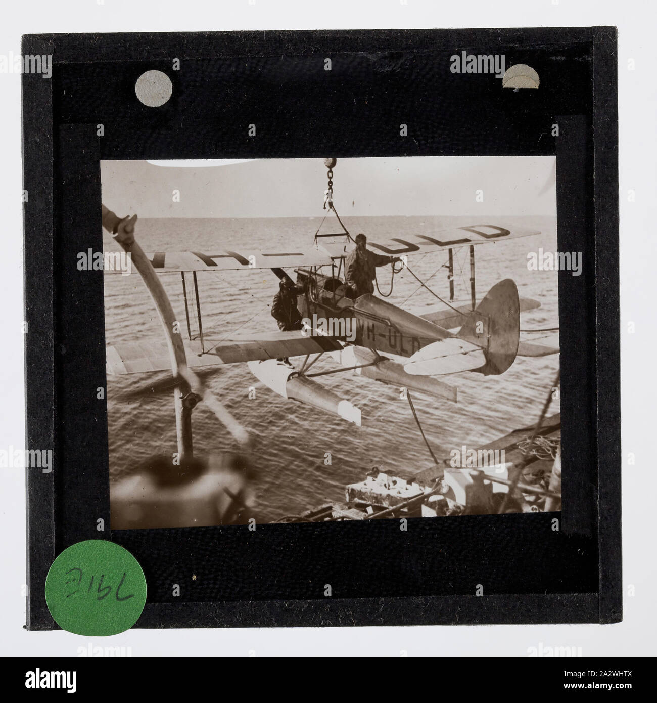 Laterne Folie - Schwammspinner VH-ULD auf dem Flugzeug Hoist, banzare Voyage 1, Antarktis, 31 Dez 1929, Laterne Folie der De Havilland Gipsy Moth VH-ULD auf das Schleppen Apparate zum Schiff Discovery angefügte ausgesetzt. Einer der 328 Bilder in verschiedenen Formaten wie Kunstwerke, Fotografien, Glasnegative und Laterne Folien Stockfoto