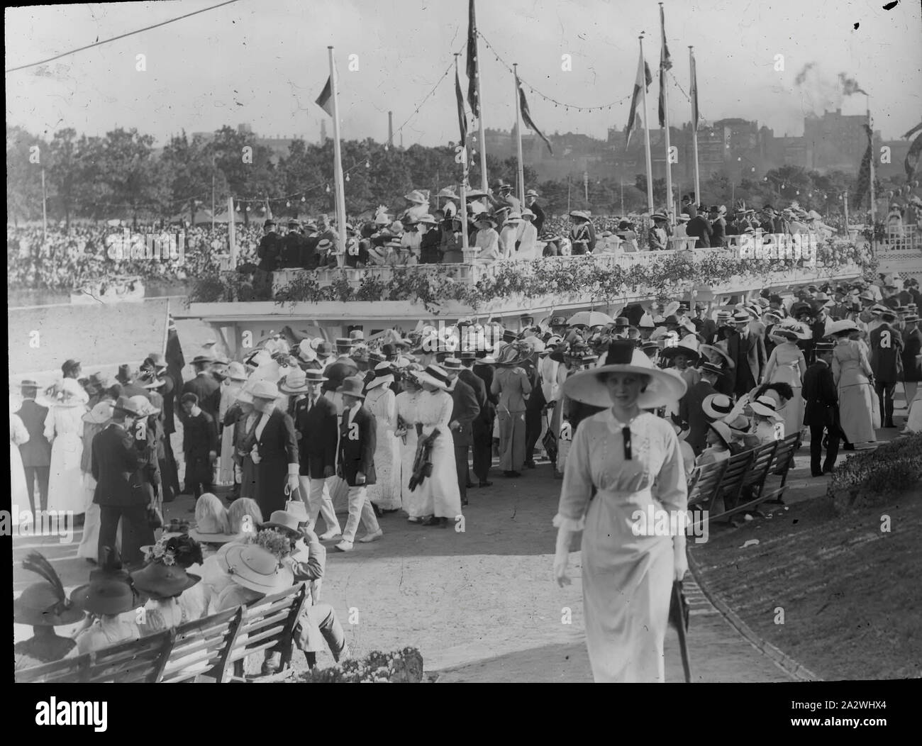 Lantern Slide-Henley auf dem Yarra, den Fluss Yarra, Melbourne, Victoria, 1906, Schwarz-Weiß-Bild zeigt die riesige Menschenmenge genießen das sehr beliebte jährliche Veranstaltung des Henley auf dem Yarra Regatta. eine von vielen Formen der A.J. Campbell Sammlung von Museum Victoria gehalten Stockfoto