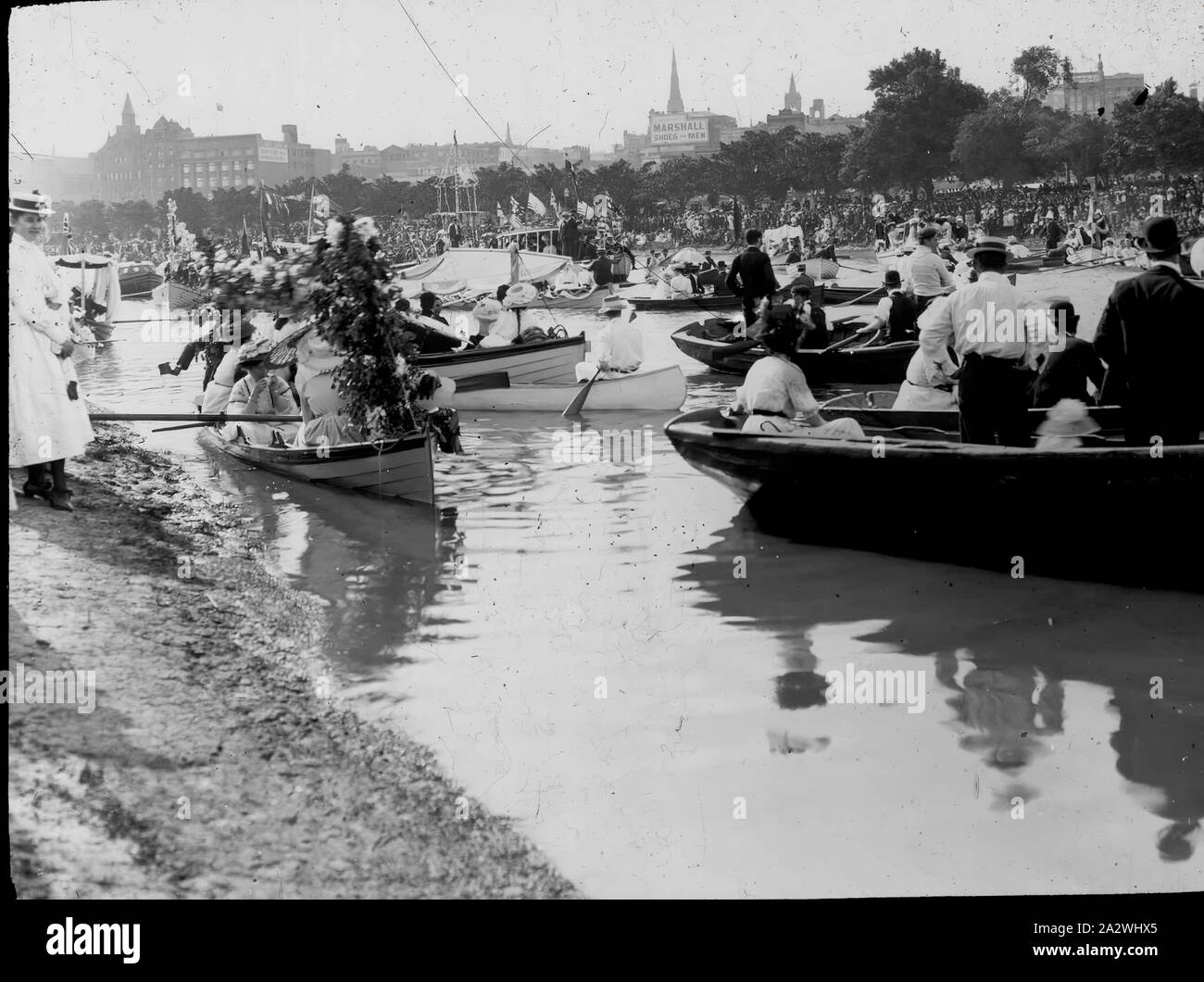 Lantern Slide-Henley auf dem Yarra, den Fluss Yarra, Melbourne, Victoria, 1905, Schwarz/Weiß-Bild mit dem riesigen Menge auf und neben dem Wasser genießen das sehr beliebte jährliche Veranstaltung des Henley auf dem Yarra Regatta. eine von vielen Formen der A.J. Campbell Sammlung von Museum Victoria gehalten Stockfoto