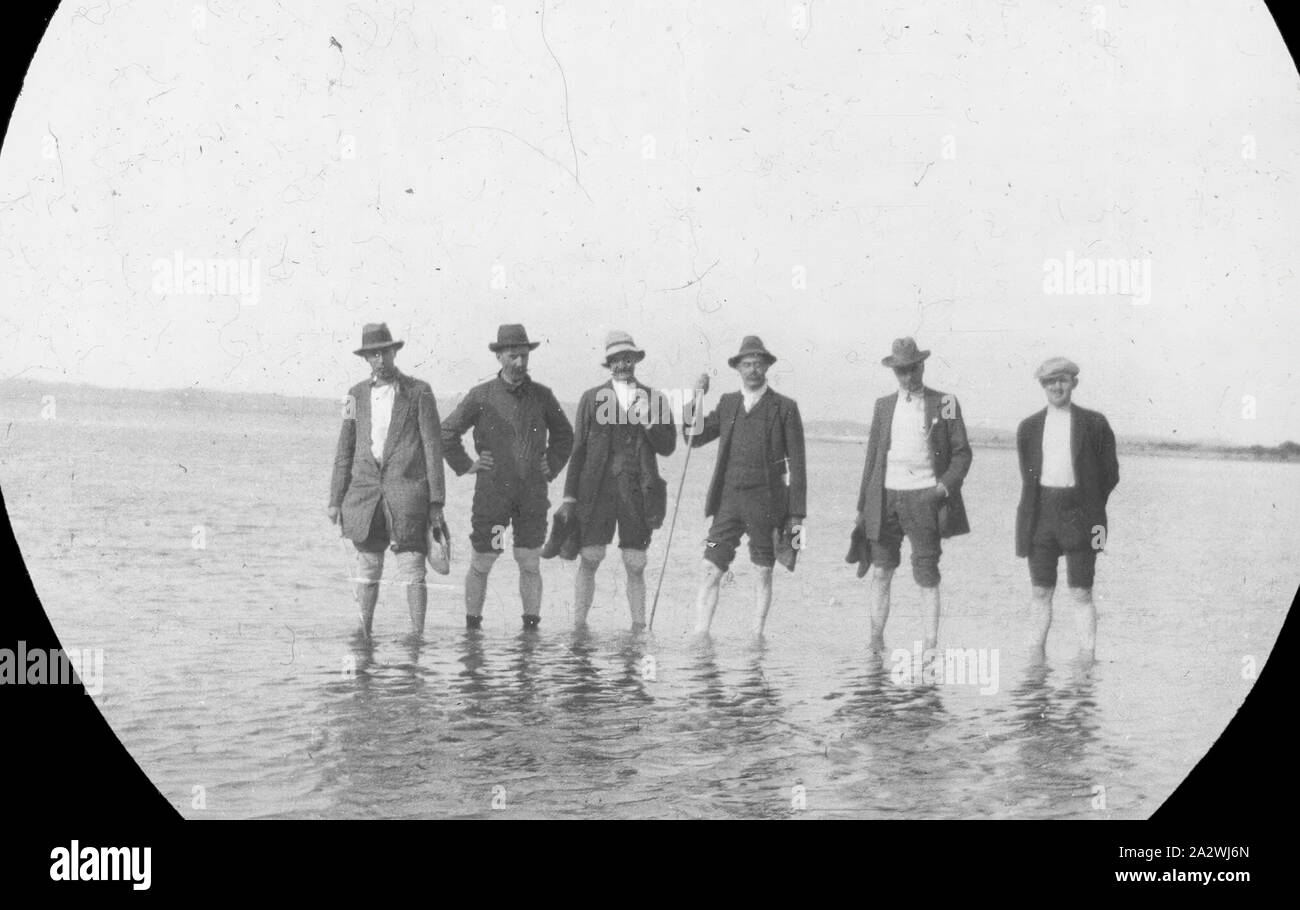 Lantern Slide-Schlamm Inseln, Victoria, Datum unbekannt, ein schwarz-weiß Bild von einer Partei die Erkundung Schlamm Inseln gelegen, 10 Kilometer in die Köpfe der Port Phillip in Victoria. Diese sand Inseln ständig ändern Form und ihre Vegetation umfasst saltmarsh und Dune shrubland mit Seegraswiesen und Wattenmeer um die Inseln. Von H.A. PURNELL fotografiert, leider keines der Partei identifiziert werden können. Stockfoto