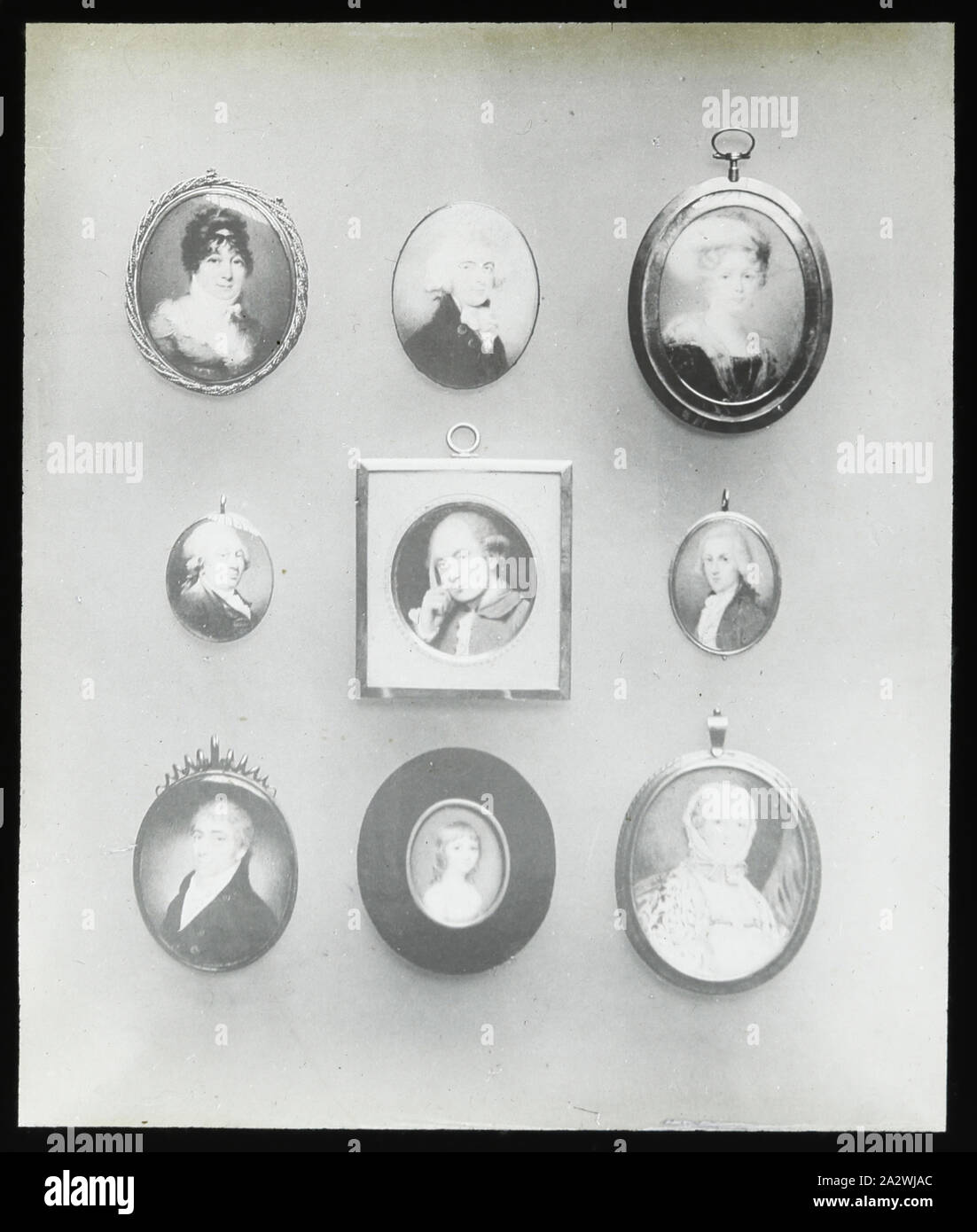 Lantern Slide-Portrait miniatures, 1909-1930, Eines der 90 magische Laterne Folien mit Bildern von Artefakten, Kunstwerke, dekorative Kunst, Inneneinrichtung und Möbel, die zu verschiedenen Museum und Galerie Sammlungen in das Vereinigte Königreich zu gehören. Die Francis Sammlung von filmischen Apparat und ephemera wurde von der Australischen und viktorianischen Regierungen im Jahr 1975 erworben wurden Stockfoto