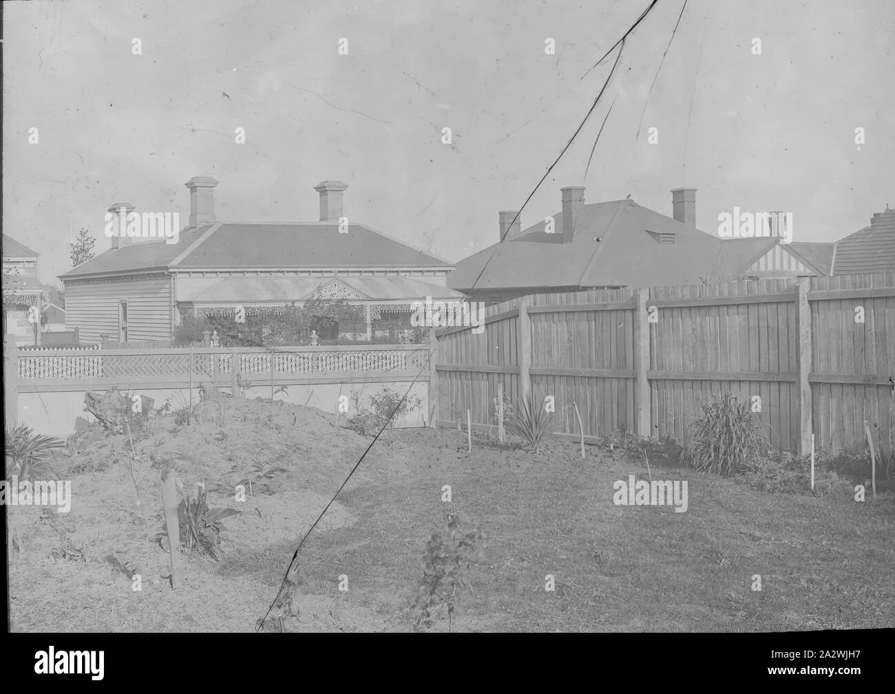 Lantern Slide-S-Garten, Australien, Datum unbekannt, ein schwarz-weiß Bild eines suburban Garten in der frühen Phase der Entwicklung, fotografiert von A.J. Campbell Stockfoto