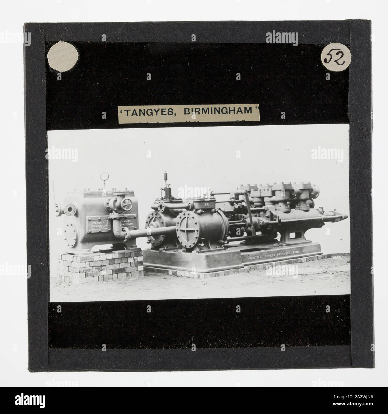 Lantern Slide-Tangyes Ltd, Dual Steam-Powered Simplex Pumpe, um 1910, eine der 239 Glas Laterne Folien, Produkte von Tangyes begrenzt Ingenieure von Birmingham, England hergestellt. Die Bilder gehören verschiedene Produkte wie Motoren, Kreiselpumpen, Hydraulikpumpen, Gasproduzenten, Materialprüfung, Pressen, Werkzeugmaschinen, Hydraulikzylinder etc. Tangyes war ein Unternehmen, das von 1857 bis 1957 betrieben. Sie produziert eine Vielzahl von Engineering Stockfoto