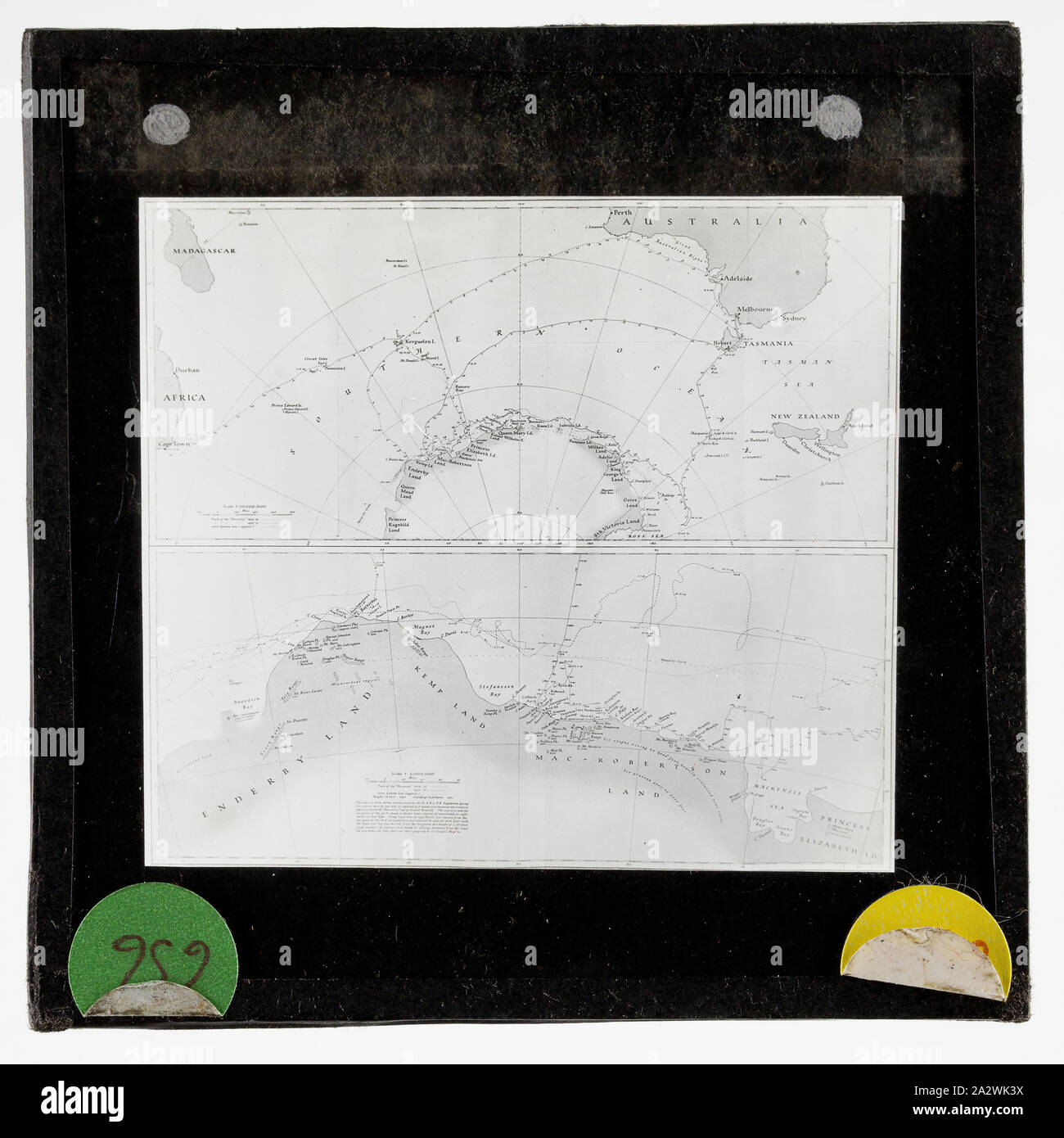 Laterne Folie - zwei Charts Darstellung BANZARE Reisen, Antarktis, 1929-1931, Laterne Rutsche mit einer Karte, die die Spuren der Entdeckung - 1929-30, 1930-31 und eine Spur für die 1.000 fathom Line (ca.). Ein split Folie - Zeigt den Banzare Expedition von 1929/30 und 1930/31 in zwei Reisen. Einer der 328 Bilder in verschiedenen Formaten wie Kunstwerke, Fotografien, Glasnegative und Laterne Folien Stockfoto