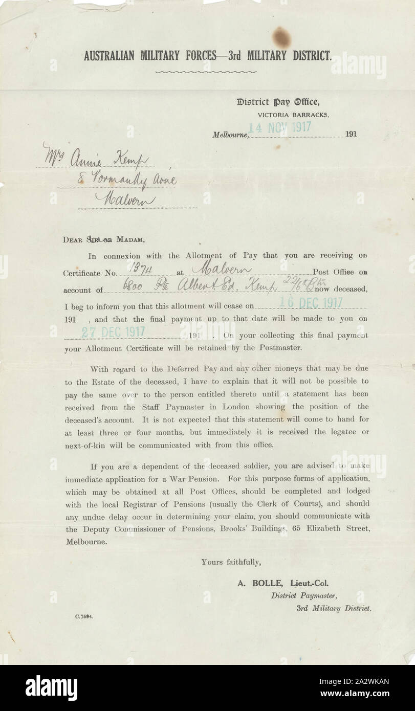 Schreiben - der australischen Streitkräfte, 3. Militärischen Bezirk Zahlen Büro Frau Annie Kemp, Einstellung der Zahlen, 14 Nov 1917, Serienbrief, auf blauem Papier gedruckt und von Hand ausgefüllt. Frau Annie Kemp, die Witwe von Pte Albert Edward Kemp, der in Aktion im Ersten Weltkrieg getötet wurde in dem Schreiben erklärt, dass die "Zuteilung von Pay" von Albert Kemp am 16. Dezember 1917 einstellen würde gerichtet, das weniger als drei Monate nach seinem Tod am 21. September in den Schützengräben von Belgien. Der Brief berät der Empfänger, dass "wenn Sie Stockfoto