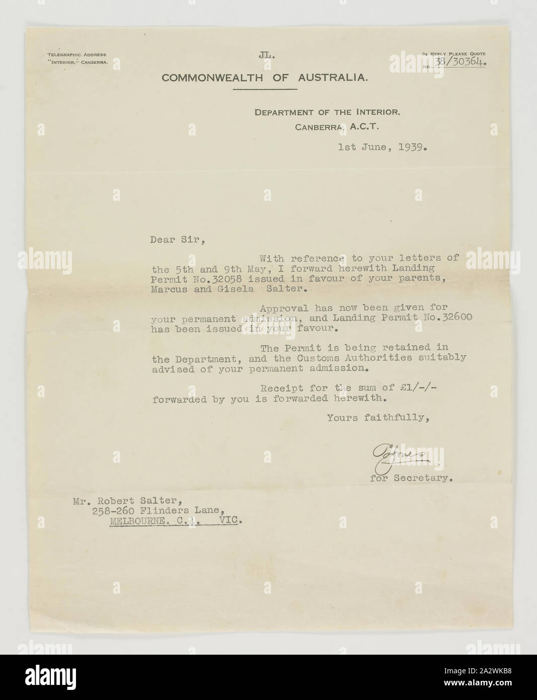 Schreiben Herr Jones zu Robert Salter, 1 Jun 1939, Schreiben von Herrn Jones zu Robert Salter, vom 1. Juni 1939. Der Brief informiert Robert, eine Landeerlaubnis für seine Eltern, Marcus und Gisela Salter, genehmigt wurden, und sind eingeschlossen. Es informiert auch Robert von der Zustimmung seiner eigenen ständigen Aufnahme in Australien und Landung ermöglichen. Robert wanderten nach Australien aus Österreich, Wien kurz vor der deutschen Annexion Österreichs 1938 auf der Flucht vor Stockfoto Schreiben Herr Jones zu Robert Salter, 1 Jun 1939, Schreiben von Herrn Jones zu Robert Salter, vom 1. Juni 1939. Der Brief informiert Robert, eine Landeerlaubnis für seine Eltern, Marcus und Gisela Salter, genehmigt wurden, und sind eingeschlossen. Es informiert auch Robert von der Zustimmung seiner eigenen ständigen Aufnahme in Australien und Landung ermöglichen. Robert wanderten nach Australien aus Österreich, Wien kurz vor der deutschen Annexion Österreichs 1938 auf der Flucht vor Stockfoto