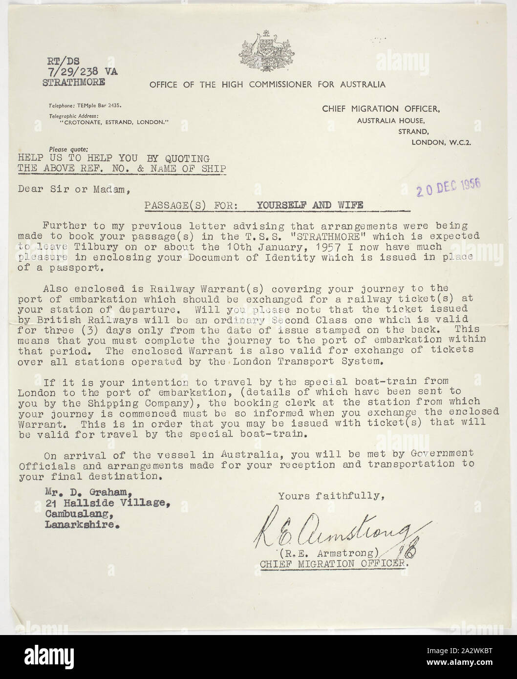 Brief - Amt des Hohen Kommissars für Australien auf Herrn Daniel Graham, Dokumente von Identität, 15.12.1956, Brief aus dem Büro des Hohen Kommissars für Australien zu Daniel und Christina Graham, 20. Dezember 1956 datiert. Der Brief berät die Grahams, dass ihre Dokumente der Identität ausgestellt werden und eingeschlossen, da ihre Bahn Optionsscheine für britische Reisen zu Ihren Abfahrtshafen, und für die Unterstützung der Aufnahme und Transport nach der Ankunft in Australien würde arrangiert werden. Daniel Stockfoto