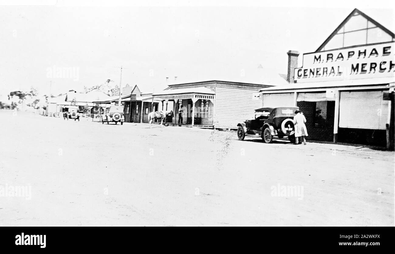 Negative - Chinkapook, Victoria, ca. 1930, in der Hauptstraße von Chinkapook. Es gibt eine Anzahl von Autos auf der Straße Stockfoto