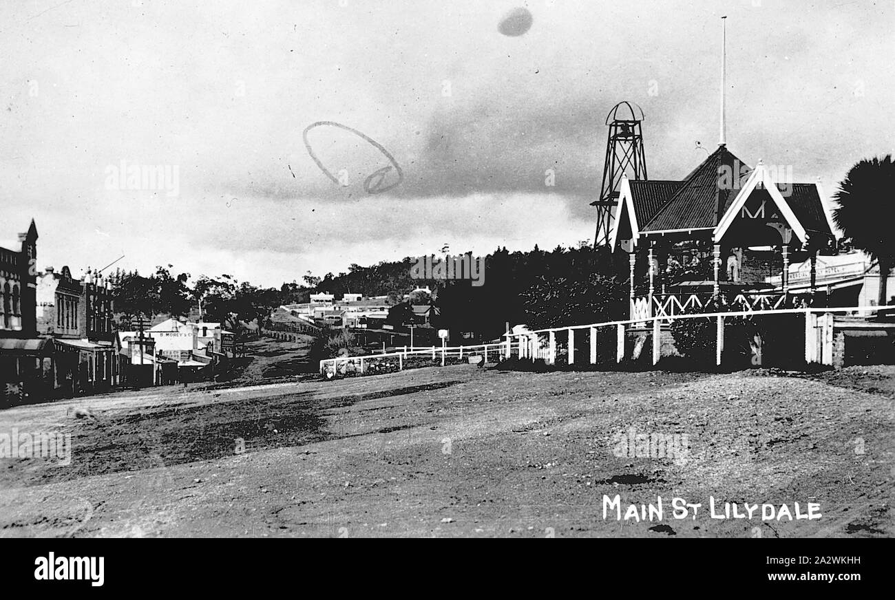 Negative - Lilydale, Victoria, circa 1925, die Hauptstraße in Lilydale. Es ist ein Glockenturm (vermutlich der Feuerwehr) im Hintergrund und ein Band stand auf der rechten Seite. Die Straße ist nicht abgeschottete Stockfoto