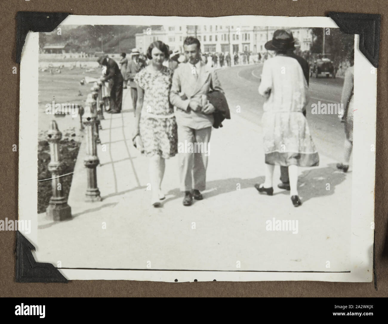 Foto - Mann & Frau zu Fuß entlang der Straße, Torquay, Devon, England, ca. 1928, einer der 90 drei Bilder von einem Foto Album nach Australien geholt von Archibald Gordon Maclaurin wenn er 1928 migriert. Es schließt frühe Fotos seiner Vorbereitung der Migration für Reisen nach Frankreich, sowie Fotos, die er einmal in Australien hinzugefügt, inklusive Fotos, die ihm von Familie in England geschickt, und Bilder aus seiner Migration Stockfoto