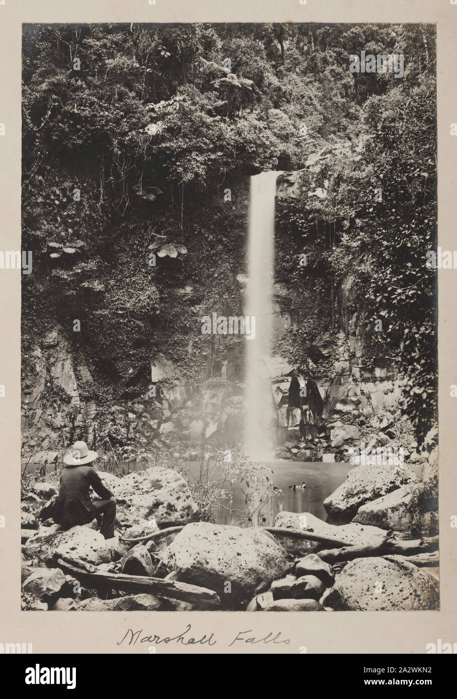 Glas Negativ - Wasserfall, von A.J. Campbell, Australien, um 1900, ein Mann vor berg Wasserfall sitzen Stockfoto