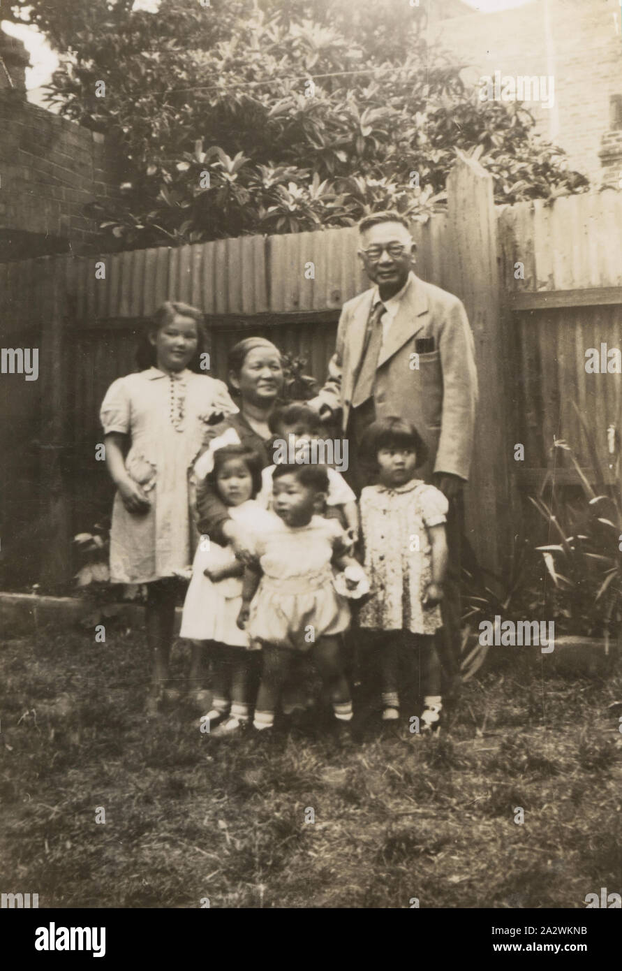 Fotografie - Mai & Sidney Louey Gung mit ihren Enkeln, Melbourne, circa 1949, Foto von Mai und Sidney Louey Gung mit ihren Enkelkindern Helena, Phyllis, Jeffrey, Barbara und Robert, in einem der Familie Hinterhöfe, Melbourne, circa 1949. Samuel Louey Gung, der Sohn von Sydney Louey Gung, wurde im Carlton 1920 geboren und starb 1993 in Melbourne. Er wurde in China erzogen und heiratete Maria Mak 1941. Sie zogen mit zwei Kindern im Jahr 1947 und hatte eine weitere fünf Stockfoto