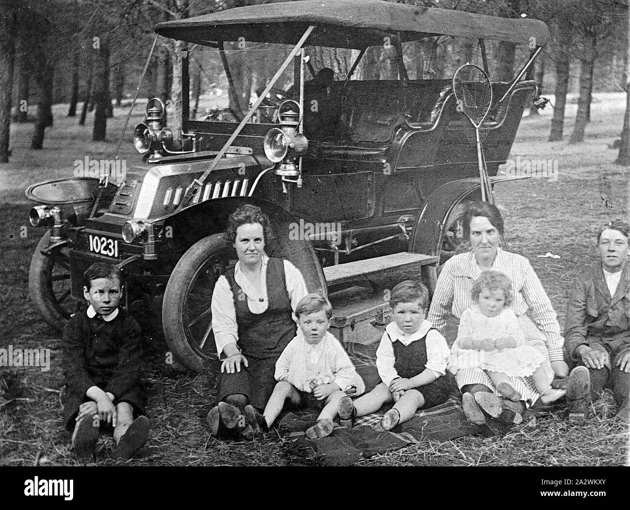 Negative - See Burrumbeet, Victoria, circa 1918, die lewin Familie auf einem Picknick. Sie sind neben ihrer De Dion Bouton Auto sitzt. Es ist ein Schmetterling Netz auf der Seite des Auto festgeschnallt Stockfoto