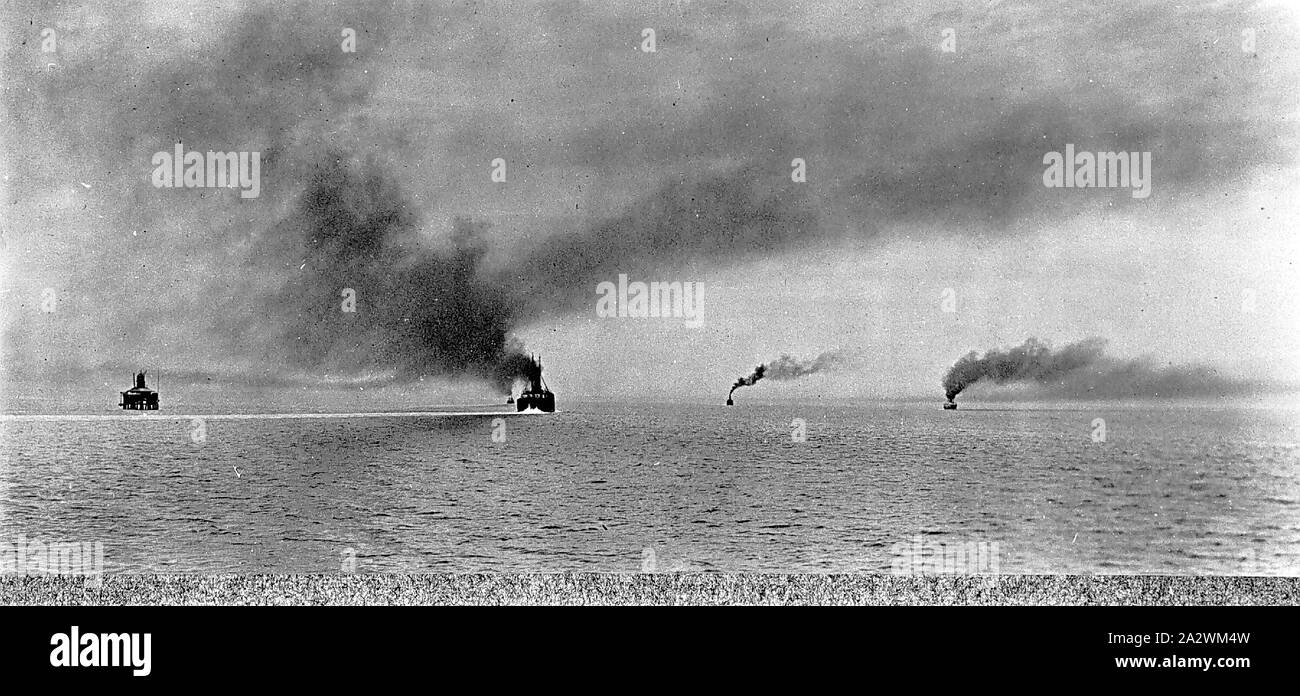 Negative - Vier Dampf schiffe Unter bedecktem Himmel auf Port Phillip Bay, Port Melbourne, Victoria, 1914, vier Schiffe in der Bucht von Port Phillip. Große Mengen Rauch steigt aus jedem der Schiffe Stockfoto