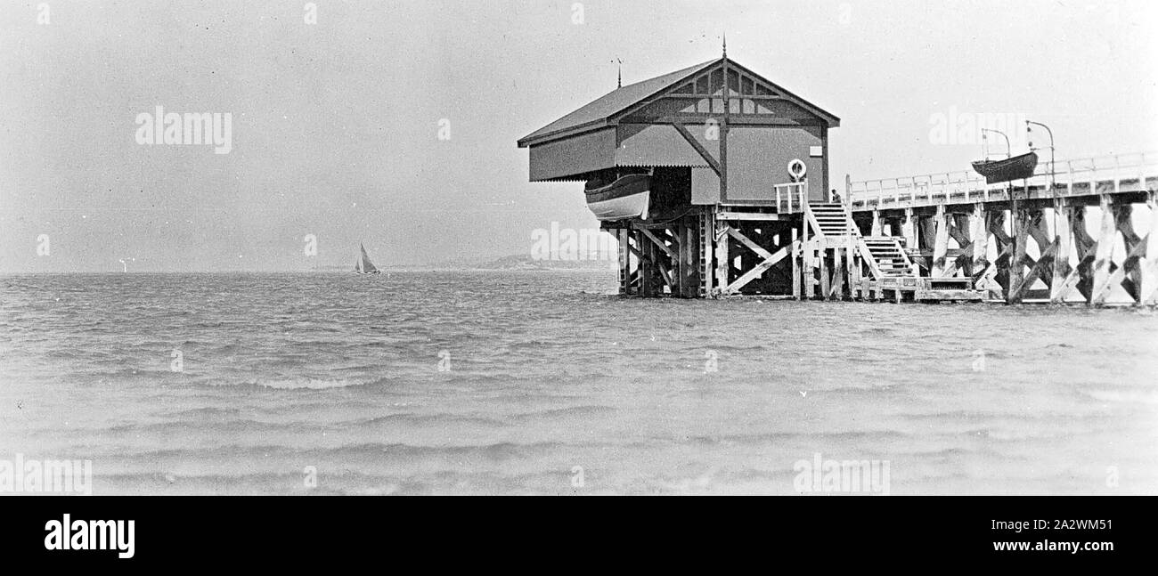Negative - Rettungsboot Haus & Pier, Point Lonsdale, Victoria, 1914, ein Rettungsboot bis unter der Abdeckung am Point Lonsdale gezeichnet Stockfoto