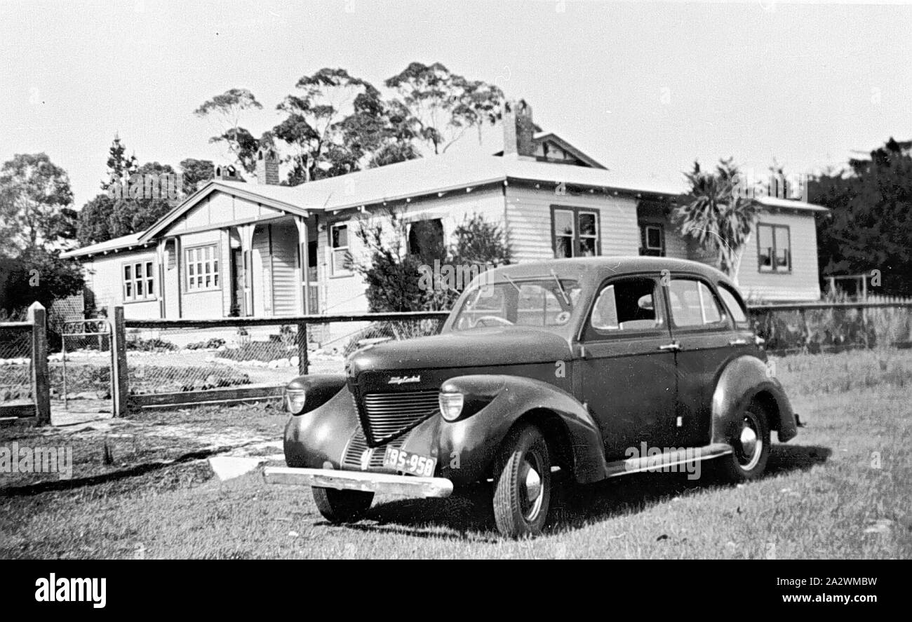 Negative - Doctor's Residence & Willys Overland Auto, Smythesdale, Victoria 1939, Residenz des Doktors und 1939 Modell Willys Overland Auto an Smythesdale Stockfoto