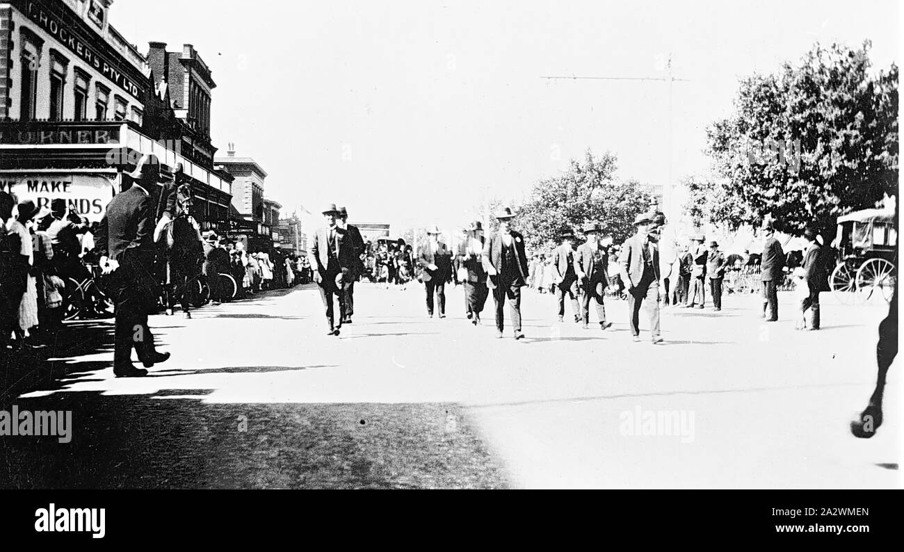 Negative - Männer marschieren im Labor Day Prozession, Ballarat, Victoria, 1925, Schwarz/Weiß-Negativen Männer während der Tag der Prozession in Ballarat marschieren im Jahre 1925. Teil einer Sammlung im Zusammenhang mit der australischen Gewerkschaften und die acht Stunden Tag Bewegung. Maßnahmen der steinmetze am 21. April 1856, führte zur Gründung der Achtstundentag, mit der Regierung einig, dass Arbeitnehmer auf öffentliche Arbeiten beschäftigt acht Stunden Tag ohne genießen sollten, Stockfoto