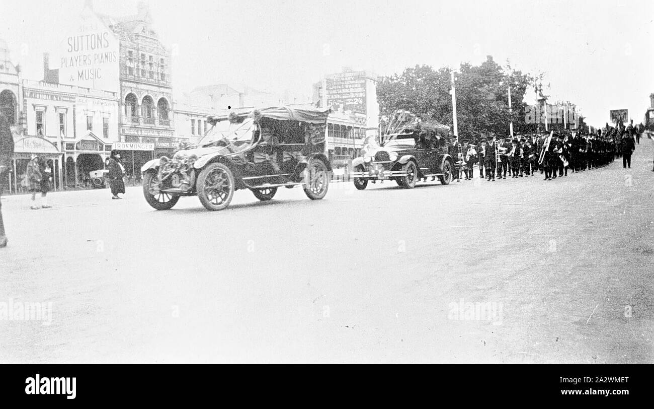 Negative - Zwei verzierte Autos, die in den Labor Day Prozession, Ballarat, Victoria, 1920-1930, Negative von einem Tag der Arbeit einer Prozession in Ballarat in 1920-1930. Teil einer Sammlung im Zusammenhang mit der australischen Gewerkschaften und die acht Stunden Tag Bewegung. Maßnahmen der steinmetze am 21. April 1856, führte zur Gründung der Achtstundentag, mit der Regierung einig, dass Arbeitnehmer auf öffentliche Arbeiten beschäftigt acht Stunden Tag ohne Lohnverlust genießen sollte. Es war eine Welt erste Stockfoto