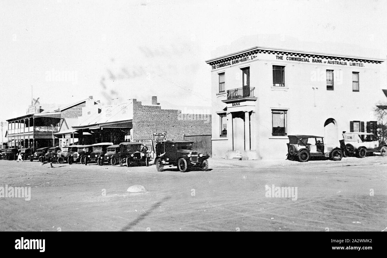 Negative-Autos auf der Straße außerhalb der Commercial Bank von Australien & Royal Hotel, See Cargellicoe, New South Wales, ca. 1930, eine Straße in See Cargellicoe mit der Commercial Bank von Australien auf der rechten Seite und das Royal Hotel im Hintergrund geparkt. Es gibt eine Reihe von Autos in der Straße geparkt Stockfoto