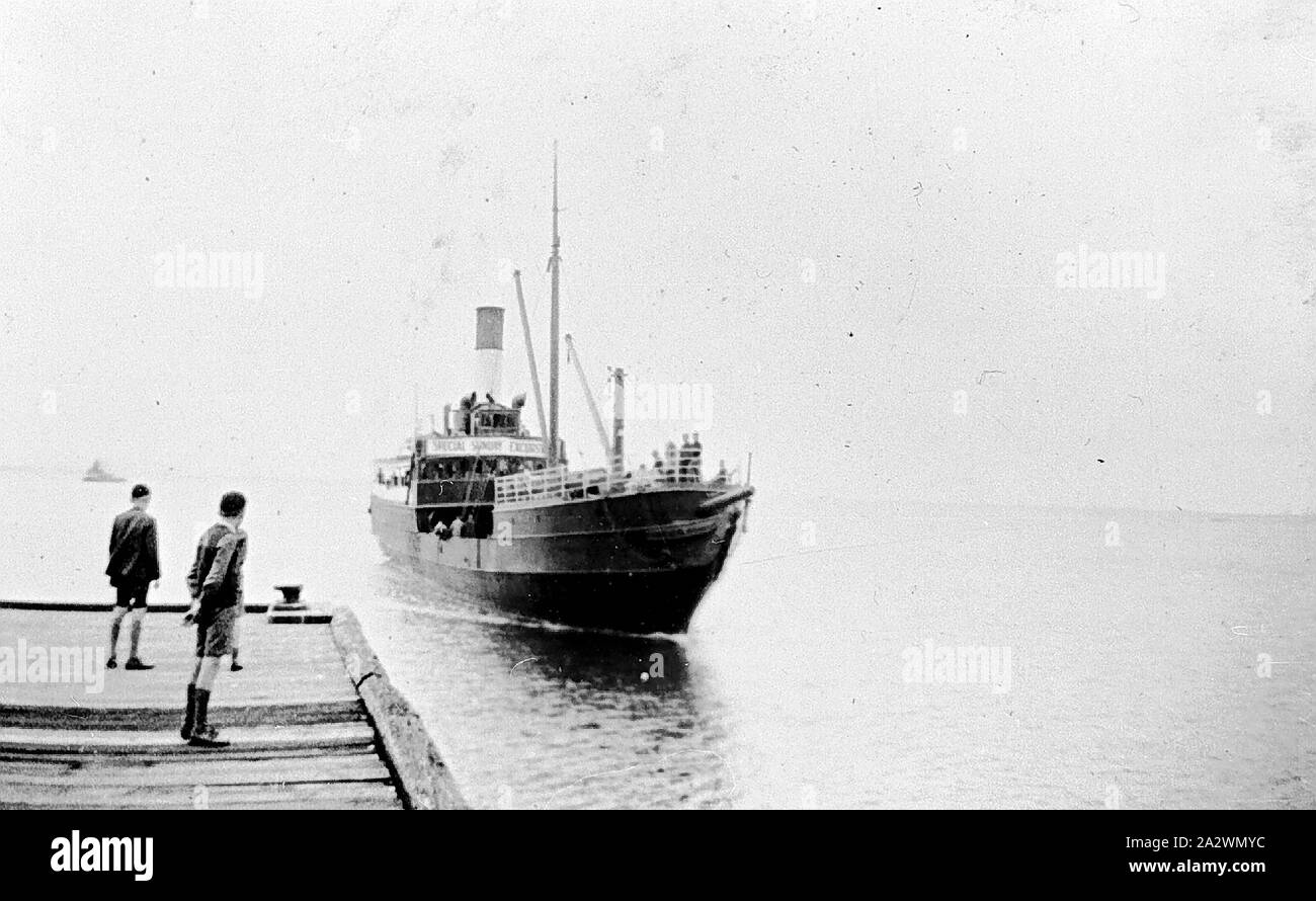 Negative - zwei Jungs warten auf die SS Edina kommen in Cunningham Street Pier, Geelong, Victoria, 1937, die edina war einer der dienstältesten Dampf schiffe irgendwo in der Welt. Auf dem Clyde in 1854 von Barclay, Curle & Co. Gebaut wurde sie ein Bügeleisen - Rumpf-Dampfer von 322 Tonnen. Während ihrer frühen Karriere die Edina vor allem in den Küstengewässern rund um das Vereinigte Königreich, abgesehen von kurzen Stints als speichert Schiff für die Cirmean Krieg im Jahre 1855, und als Blockade Runner für die Konföderierten Stockfoto