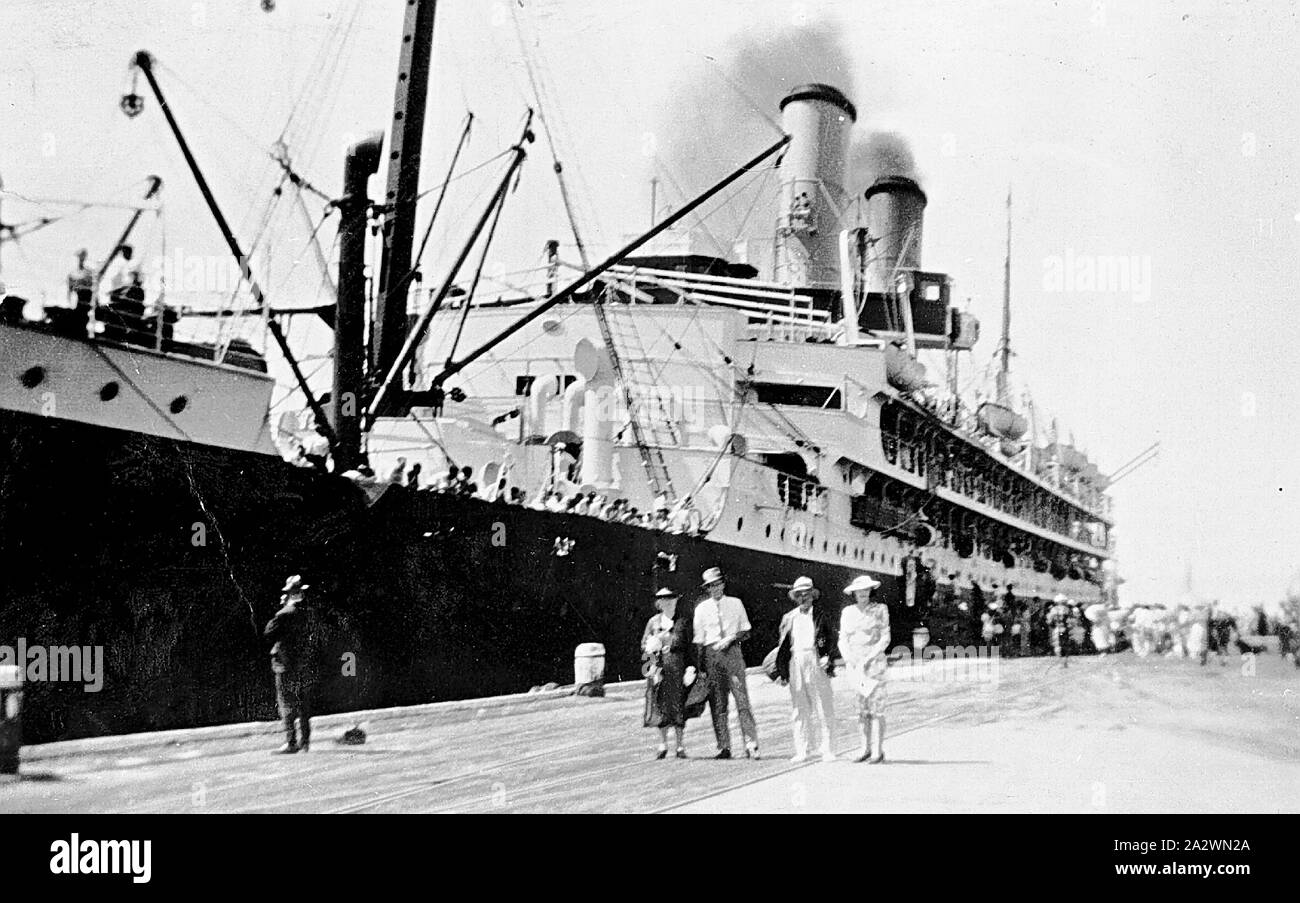Negative-Gruppe stehen auf dem Wharf am äußeren Hafen mit Passagierschiff, Port Adelaide, South Australia, Dez 1938, eine Gruppe von vier ständigen am Kai am äußeren Hafen. Ein Passagierschiff ist am Kai vertäut Stockfoto