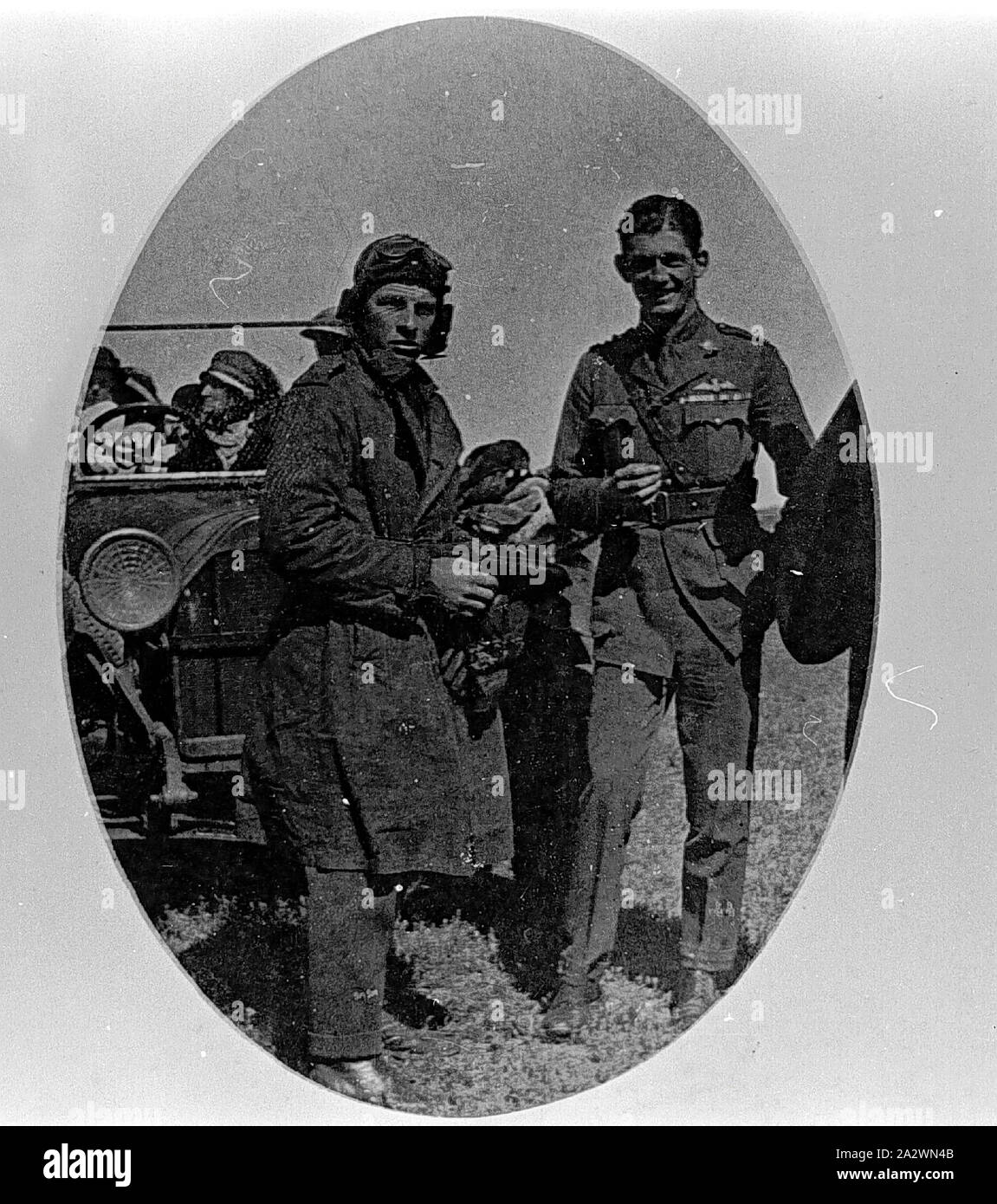 Negative - Kapitän Cole, Flugzeug Pilot, Isisford, Queensland, 31 Aug 1920, Kapitän Adrian 'König' Cole (rechts) Cole war eine dekorierte Australian Flying Corps Piloten mit Nr. 2 Squadron AFC, die später mit der raaf serviert. Stockfoto