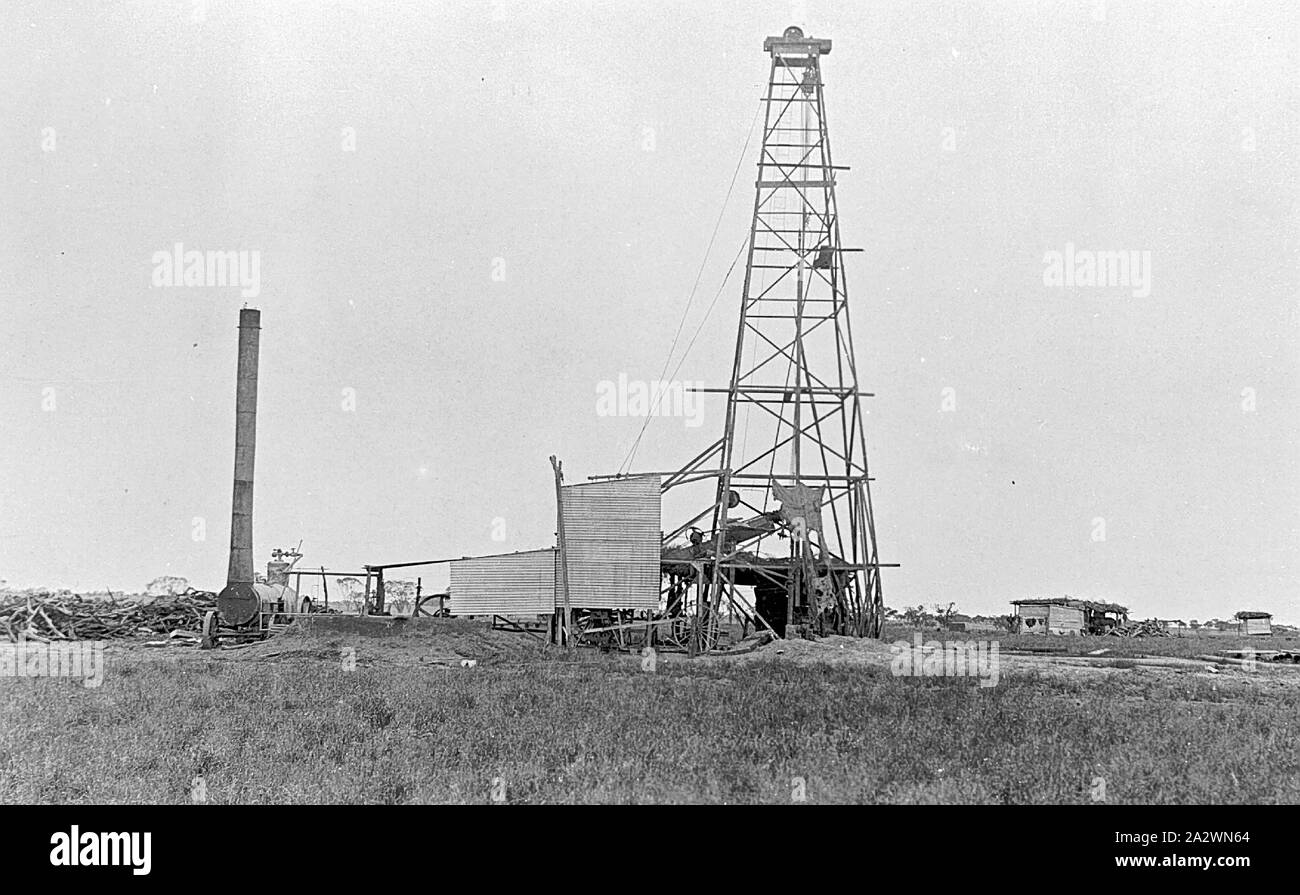 Negative - artesischen Bohrung auf 'Portland Downs' Bahnhof, Isisford Bezirk, Queensland, ca. 1915, artesischen Bohrung auf 'Portland Downs" Station. Die Dampfmaschine hat einen extrem hohen Trichter Stockfoto