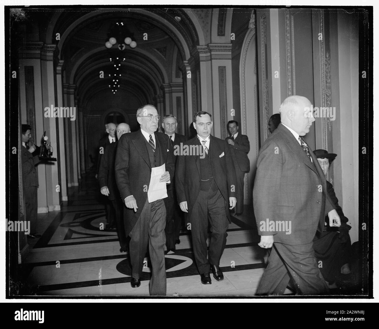 Republikanische Haus Leader lobt Lautsprecher Bankhead als 76th Congress tagt. Washington, D.C., Jan. 3. Sprecher William Bankhead, Links, wurde heute als "Great American' durch die republikanischen Haus Führer Joseph W. Martin, Jr., Rechts, in einer kurzen Ansprache vor der 76. Kongress charakterisiert, wenn er einberufen. Die beiden Gesetzgeber gezeigt, wie Sie das Haus Kammer eingetragen sind, 1/3/39 Stockfoto