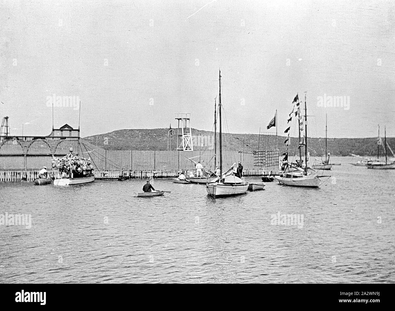 Negative dekorierte Boote in einem aquatischen Karneval im geschützten Schwimmbereich im Hafen, Manly, New South Wales, 1915, Boote in einem aquatischen Karneval im geschützten Schwimmbereich im Hafen an der Manly Stockfoto
