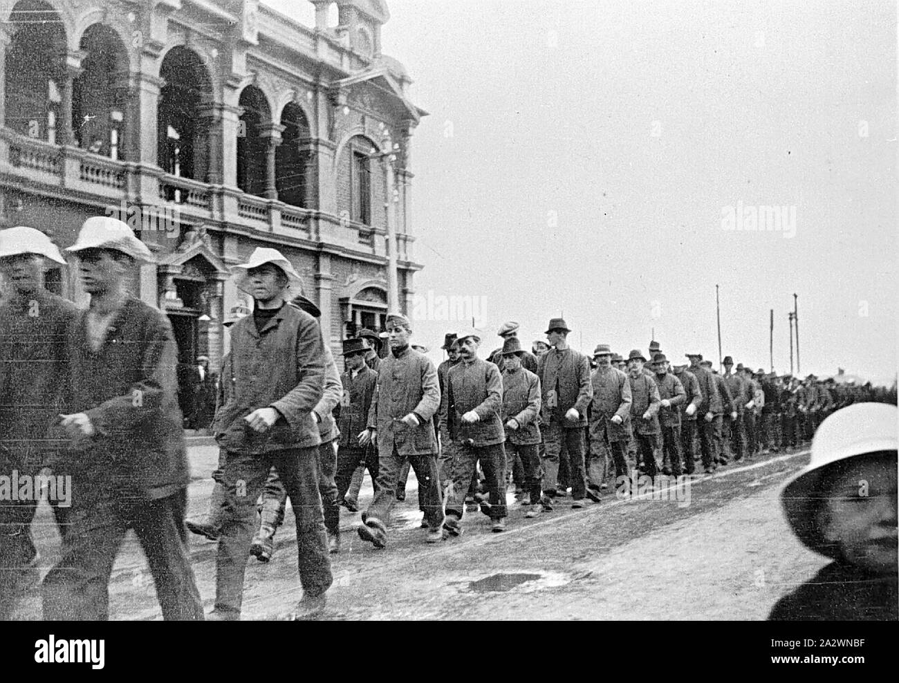 Negative - Soldaten der Australischen Armee Service Corps Marching, Royal Park, Victoria, Aug 1916, Soldaten der Australischen Armee Service Corps marschieren. Sie sind ähnlich gekleidet, aber nicht in der regulären Armee Uniform und eine Vielzahl von Hüte tragen Stockfoto