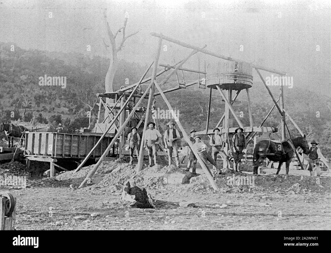Negative - Gruppe von Bergarbeitern neben Pferd Laune & Schacht, Glenpatrick, Victoria, ca. 1880, eine Gruppe von Bergarbeitern in der Mine. Ein Mann auf der rechten Seite hält ein Pferd, das nach Lust und Laune angebracht werden kann Stockfoto